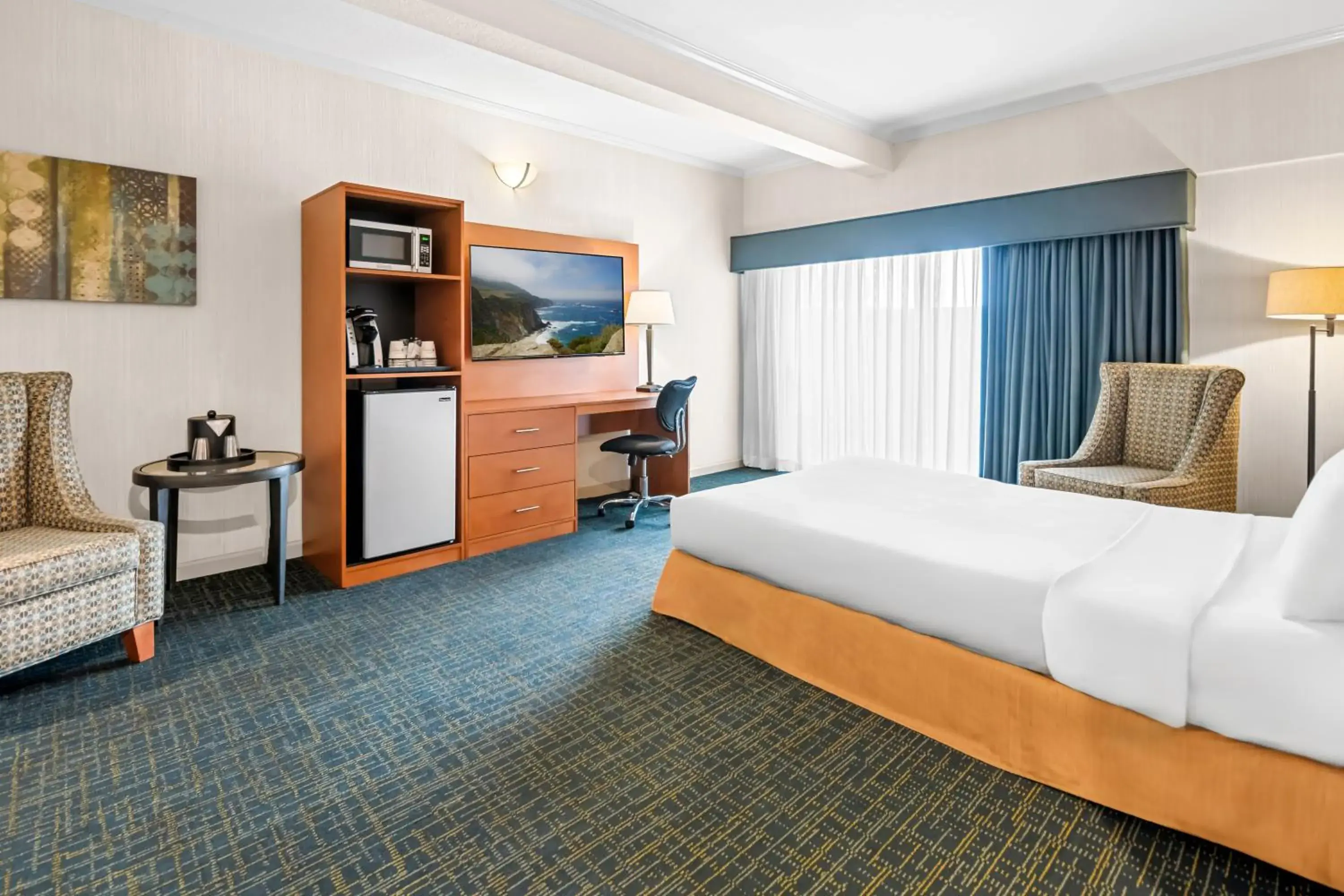 Living room, Bed in Best Western De Anza Inn Living room, Bed in Best Western De Anza Inn