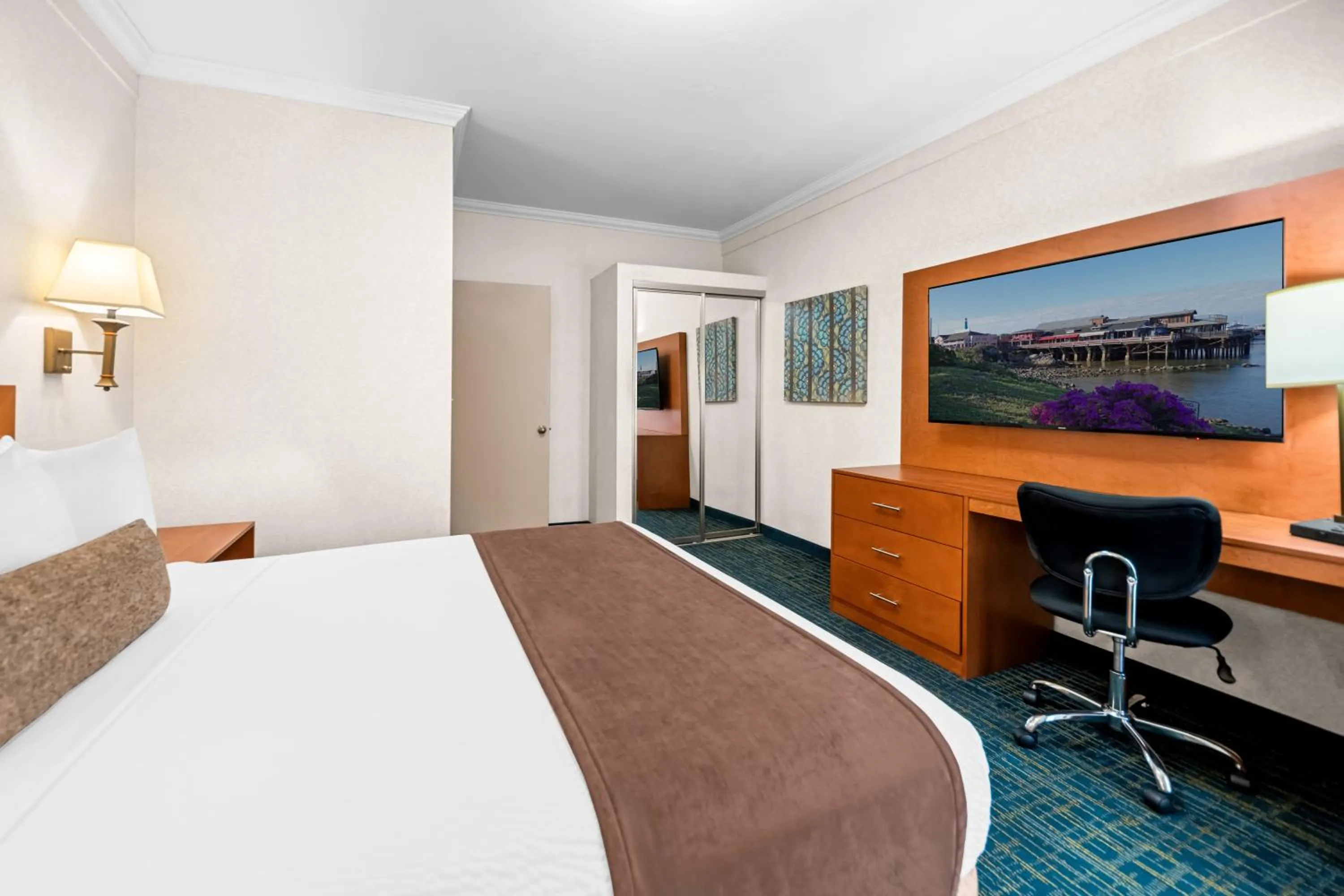 Bedroom, Bed in Best Western De Anza Inn