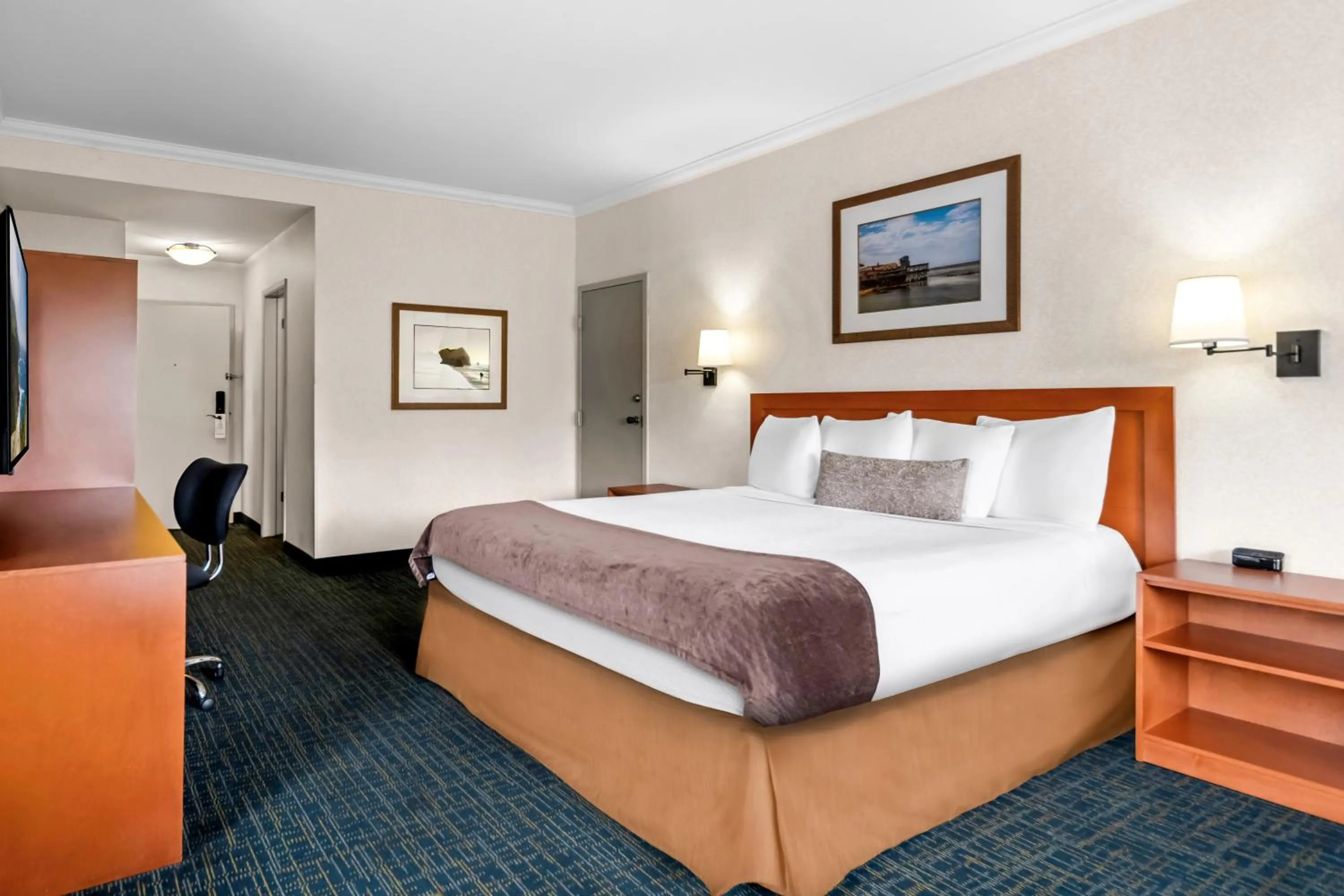 Bedroom, Bed in Best Western De Anza Inn