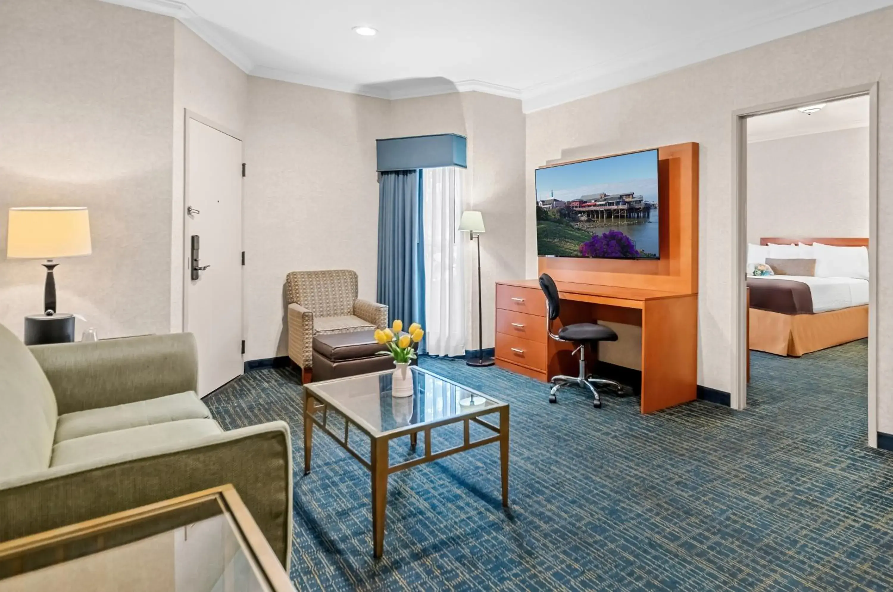 Living room, Bed in Best Western De Anza Inn Living room, Bed in Best Western De Anza Inn