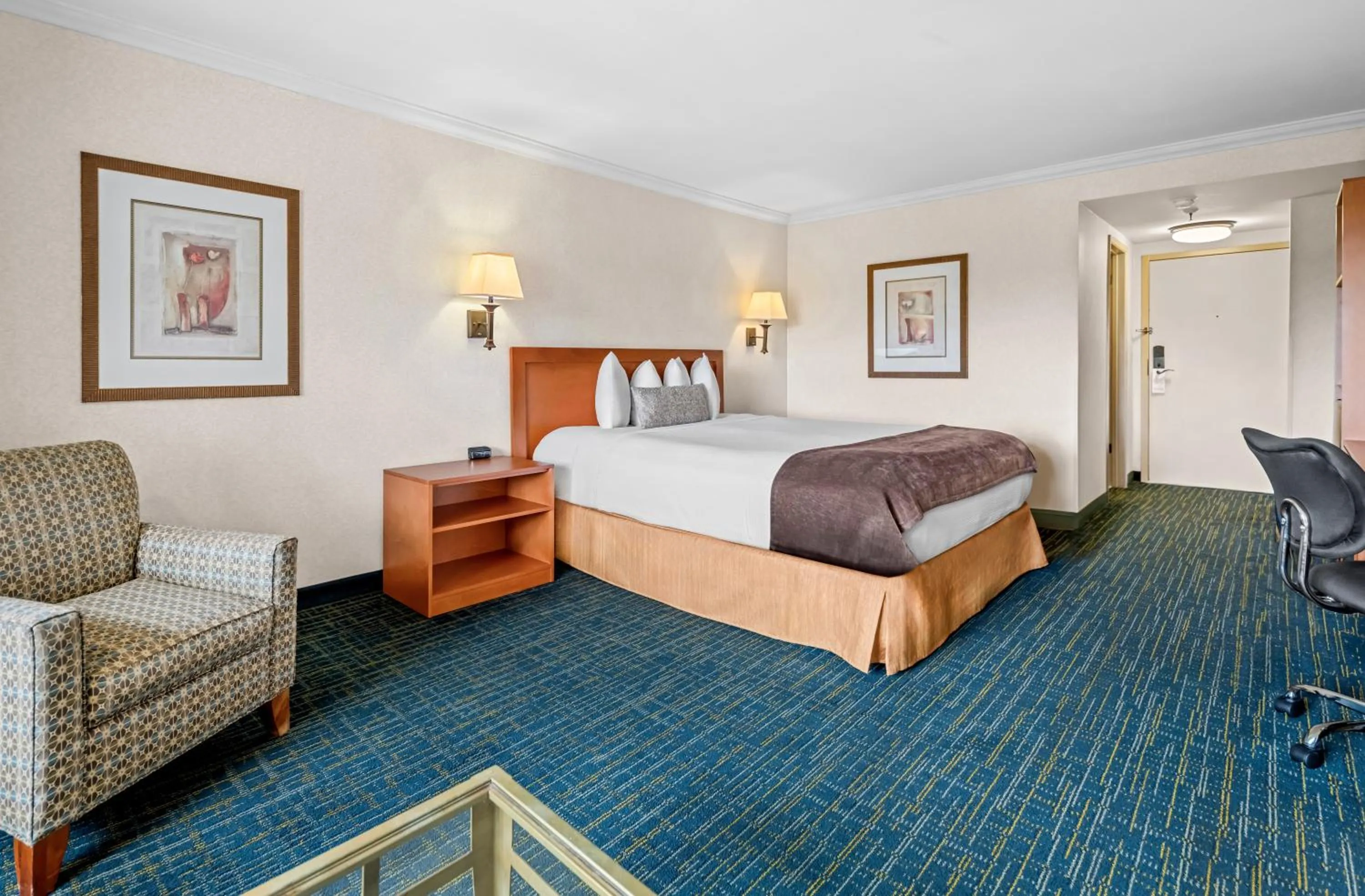 Bedroom, Bed in Best Western De Anza Inn