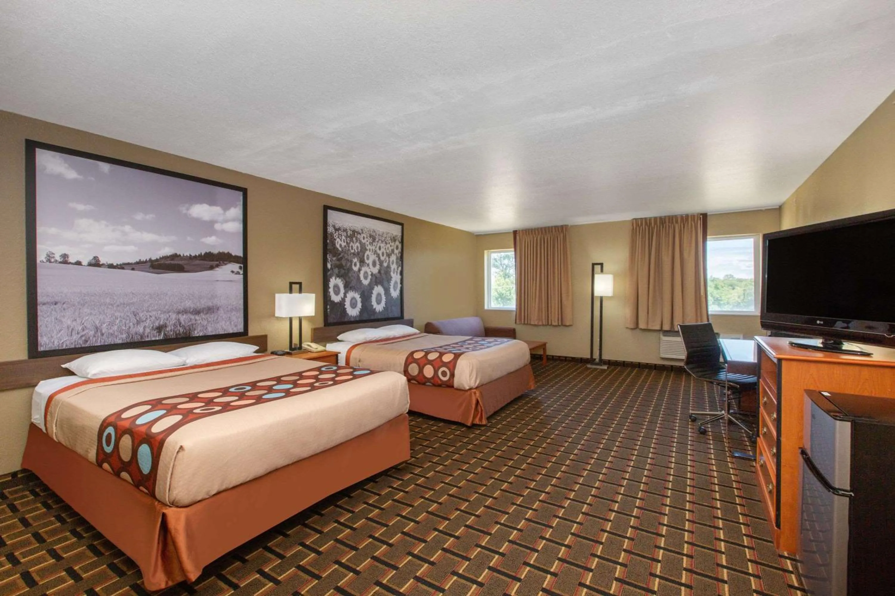 Photo of the whole room, Bed in Super 8 by Wyndham Ottawa