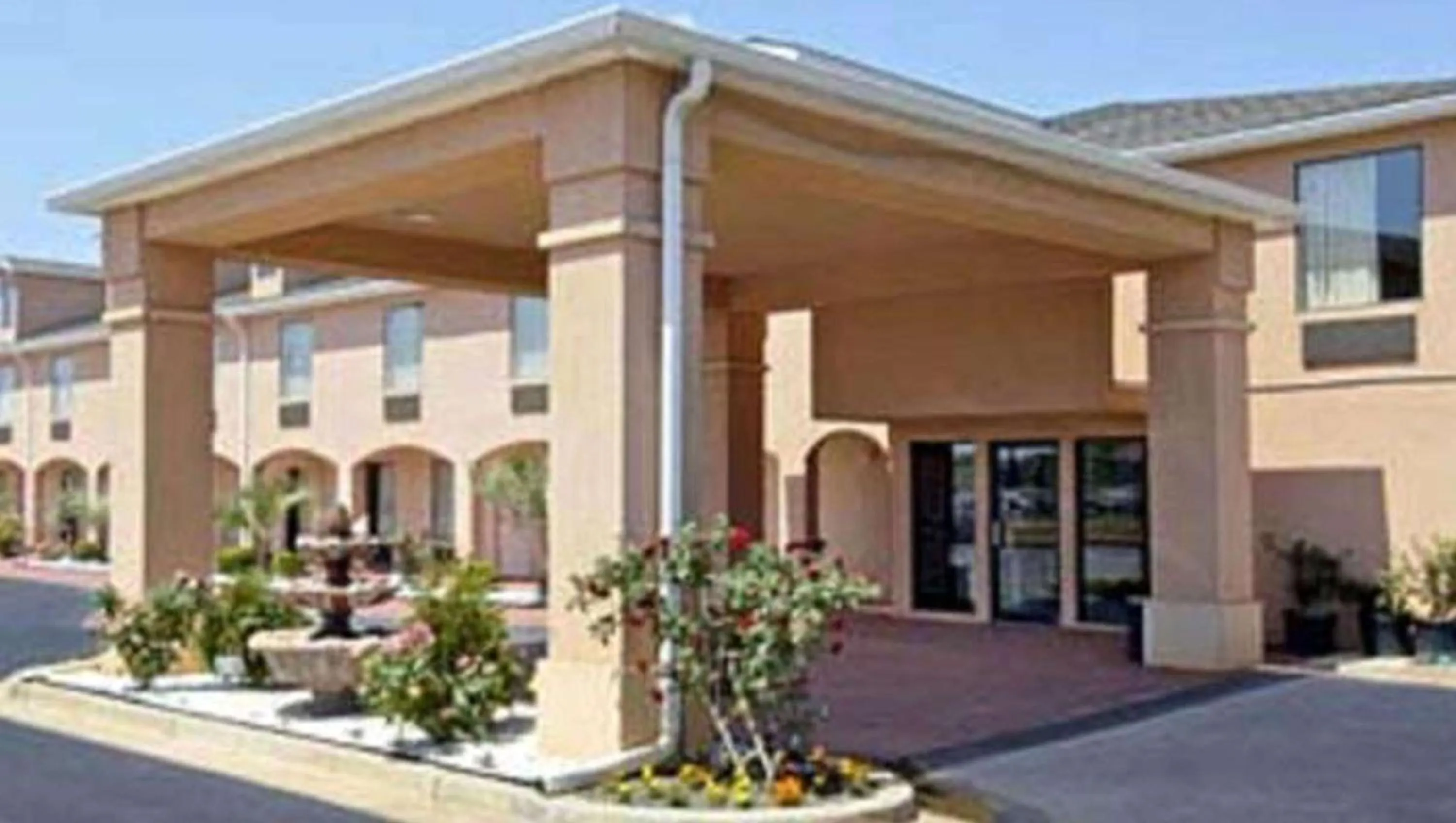 Property building in Gray Inn & Suites