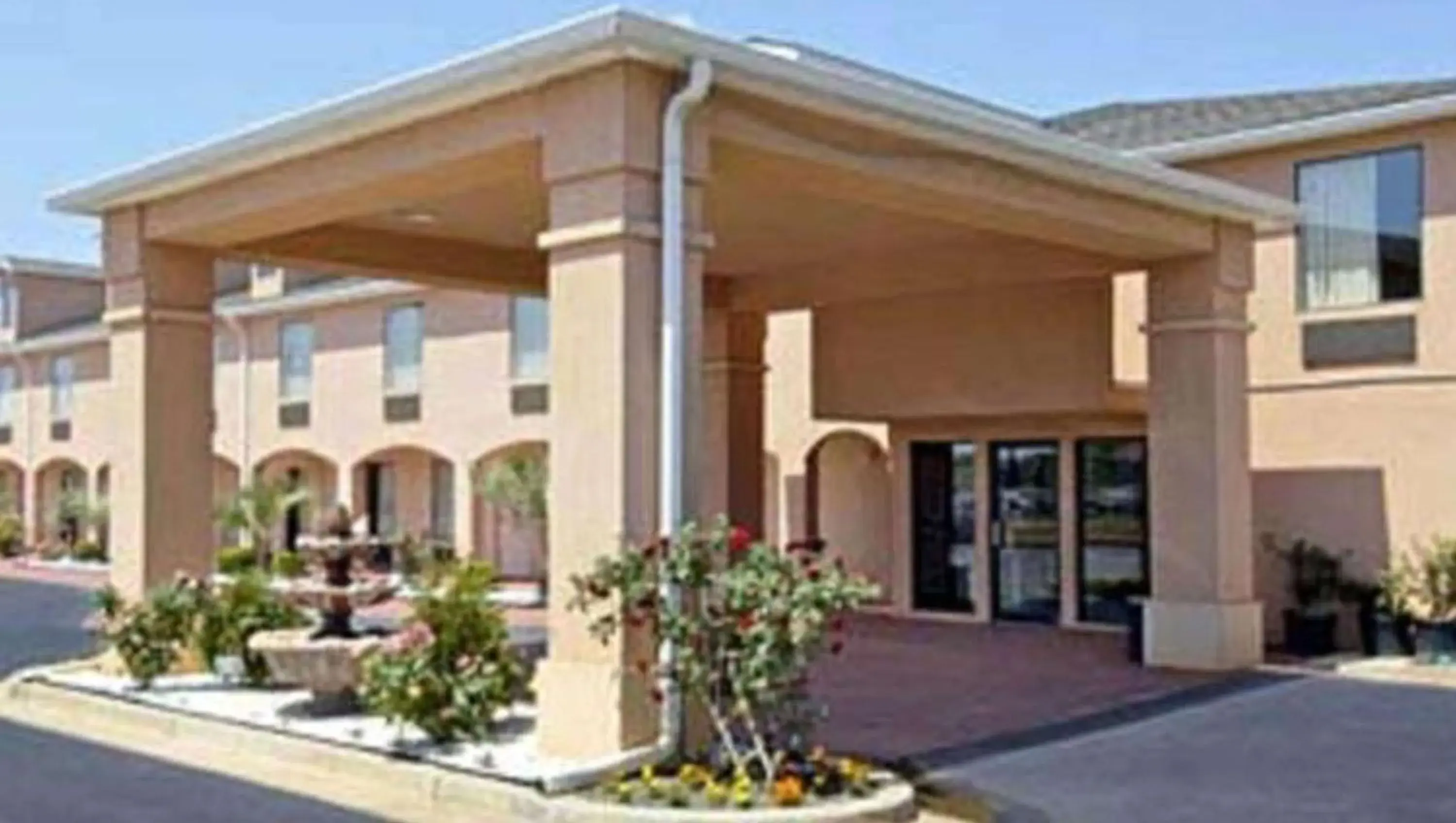 Property building in Gray Inn & Suites Property building in Gray Inn & Suites