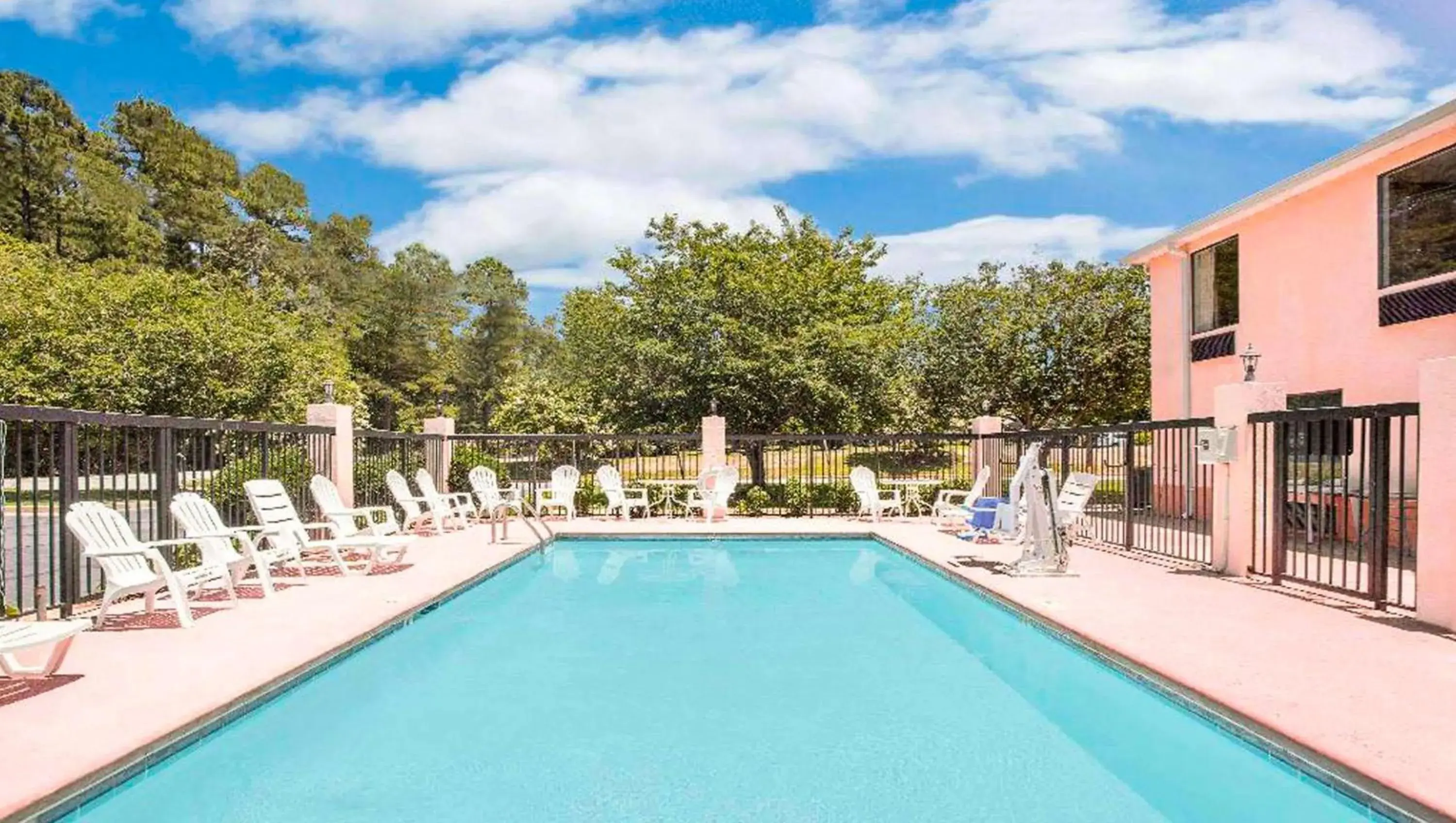 Swimming pool in Gray Inn & Suites Swimming pool in Gray Inn & Suites