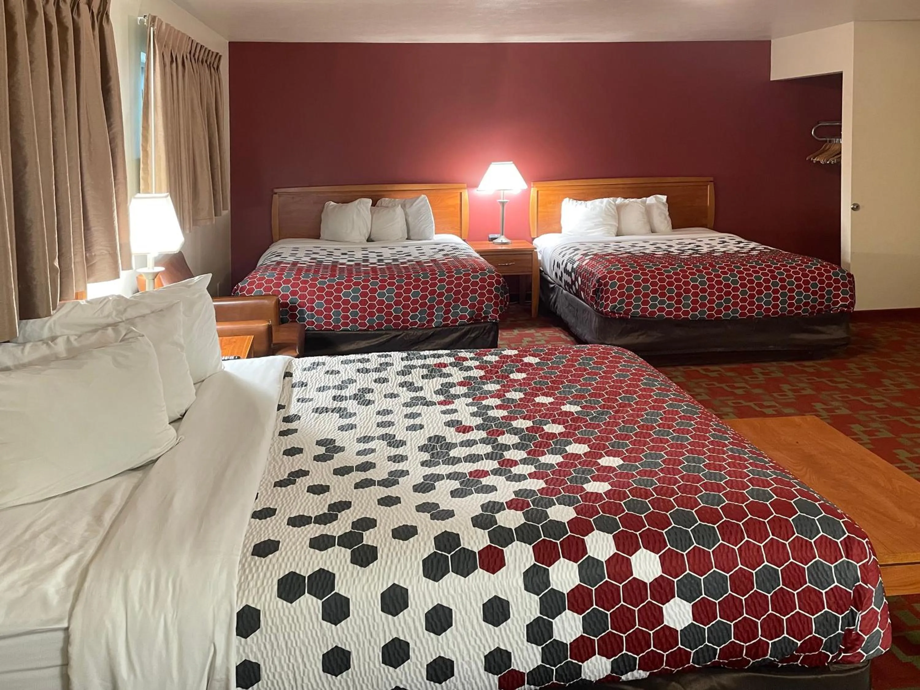 Bed in Harmony Inn & Suites