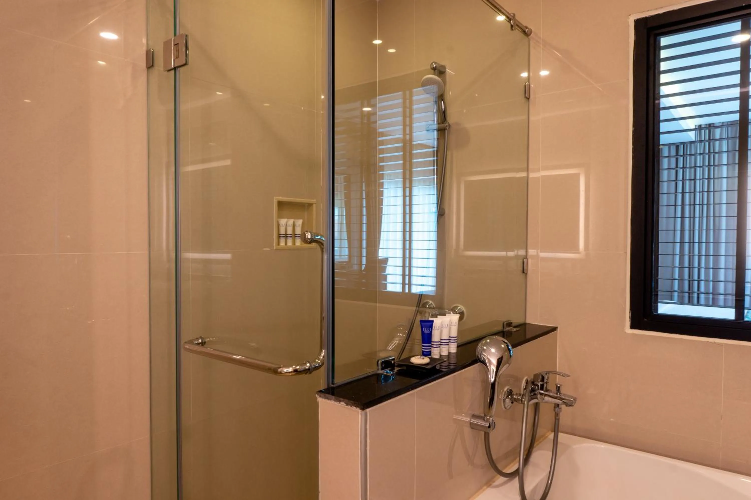 Shower in Tmark Resort Vangvieng