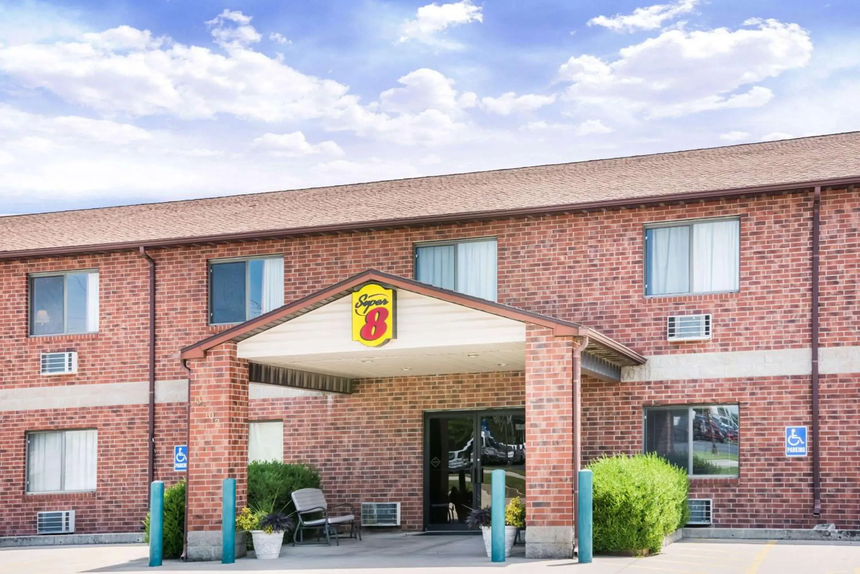 Property building in Super 8 by Wyndham Chanute Property building in Super 8 by Wyndham Chanute