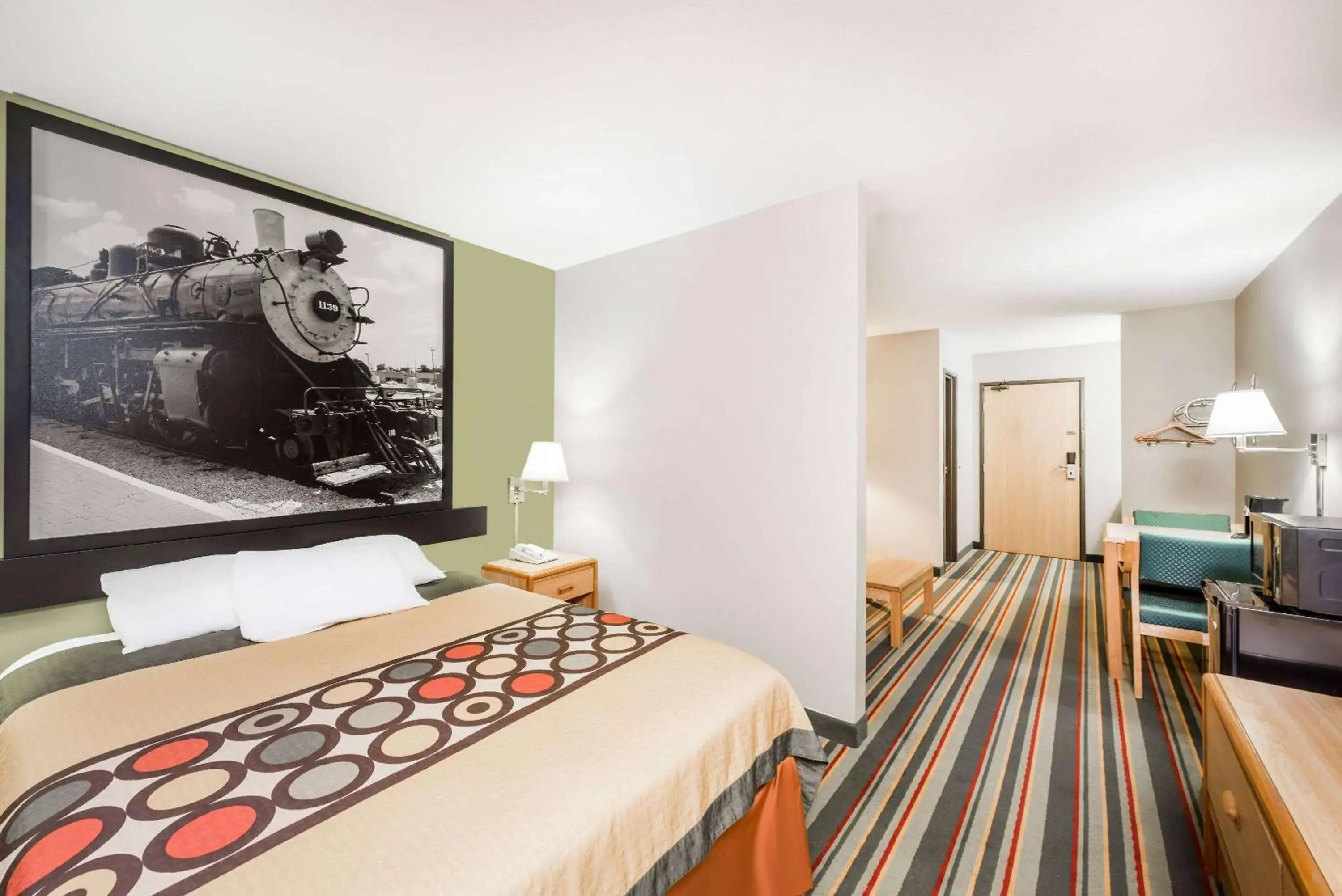 Photo of the whole room, Bed in Super 8 by Wyndham Chanute Photo of the whole room, Bed in Super 8 by Wyndham Chanute