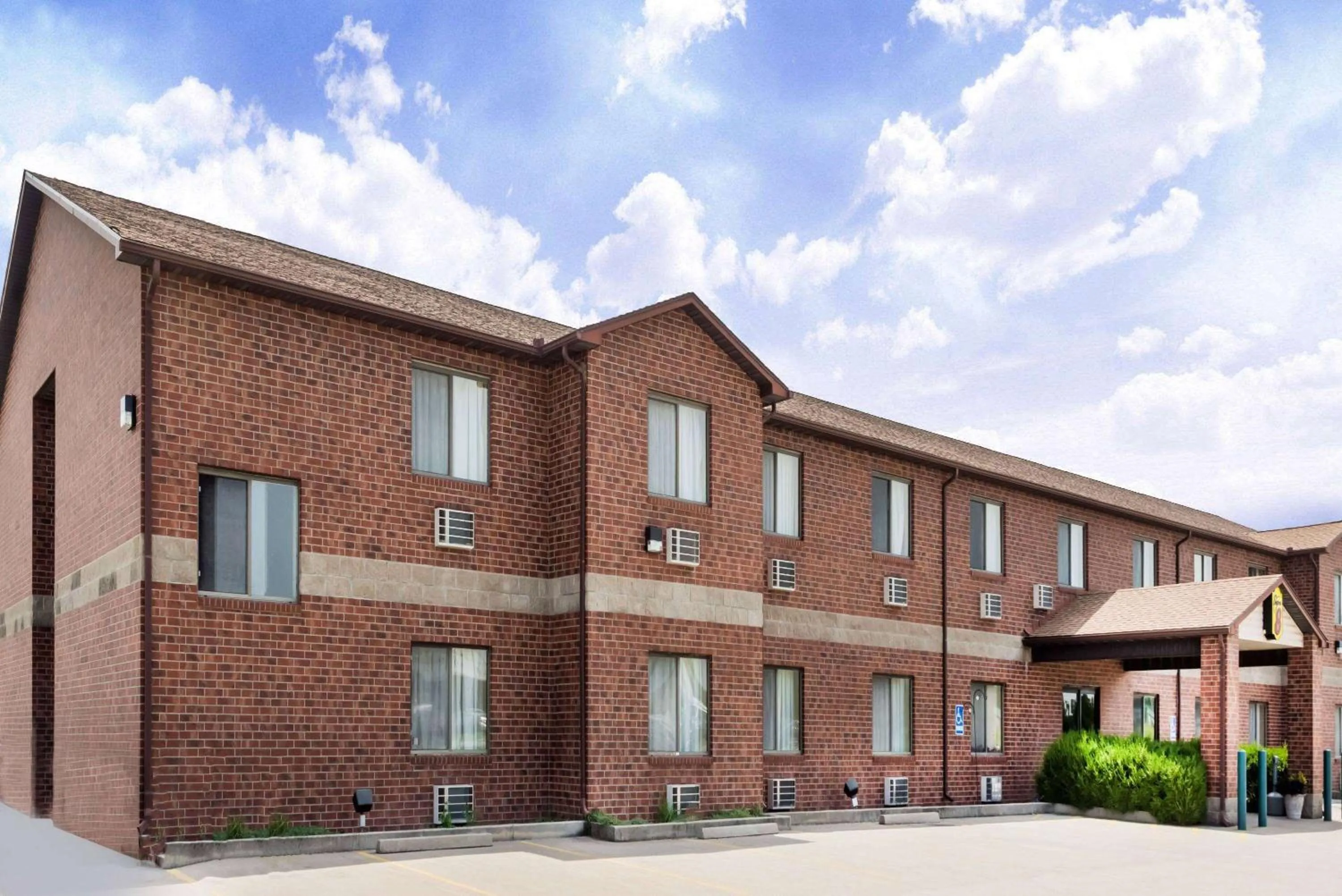 Property building in Super 8 by Wyndham Chanute