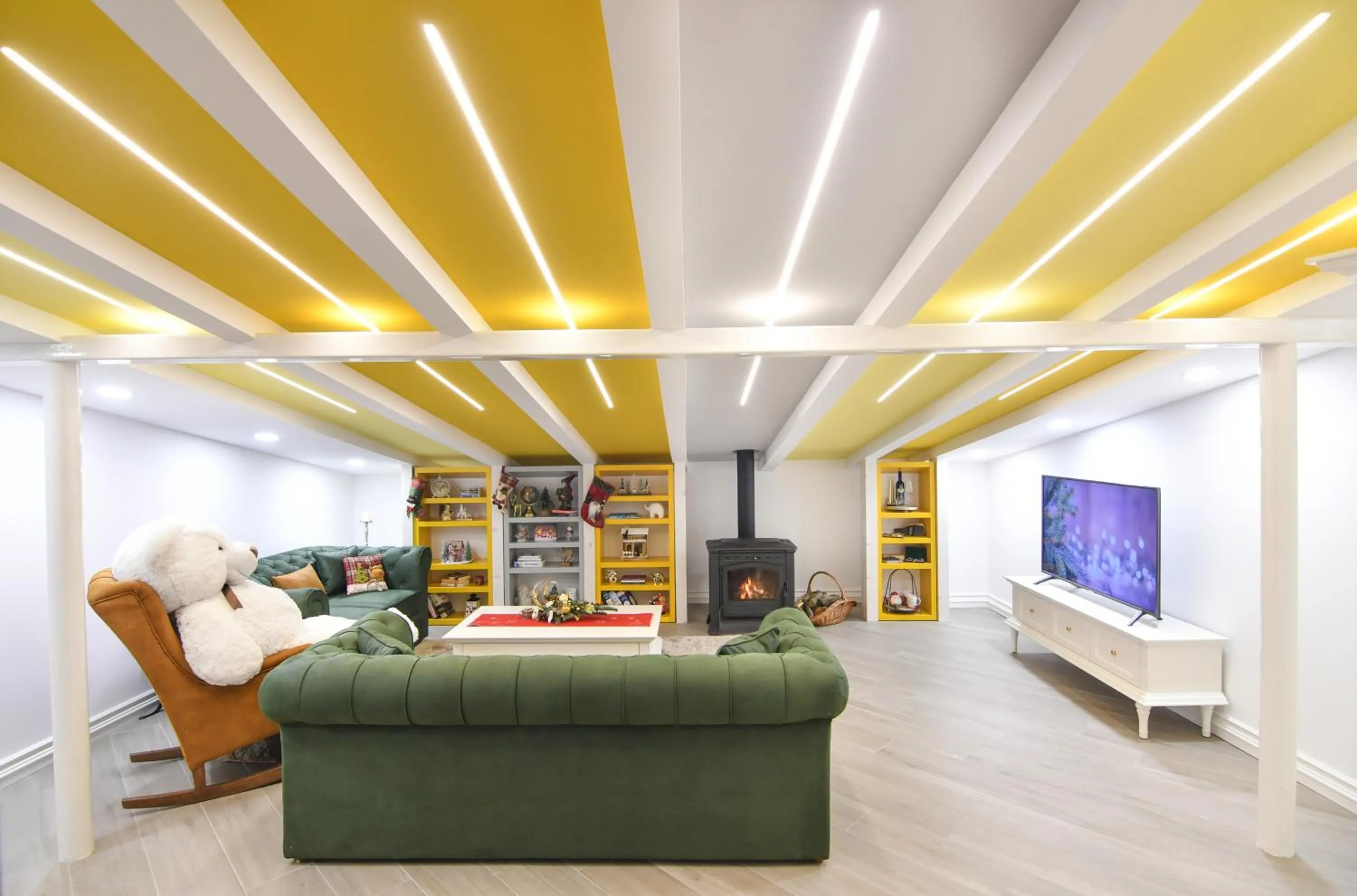 Communal lounge/ TV room in Apart hotel M S KATUNJANIN