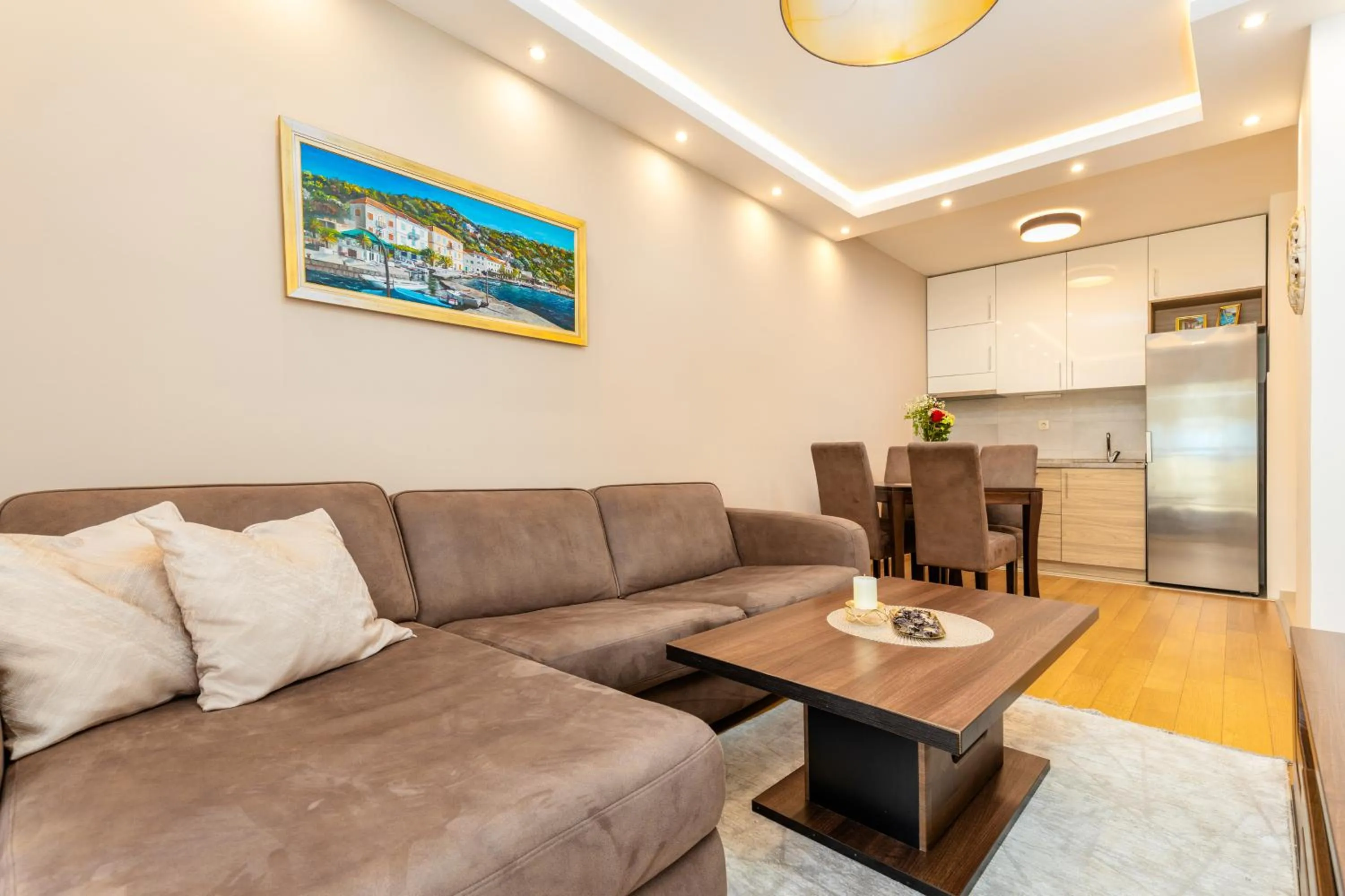 Kitchen or kitchenette in Apart hotel M S KATUNJANIN