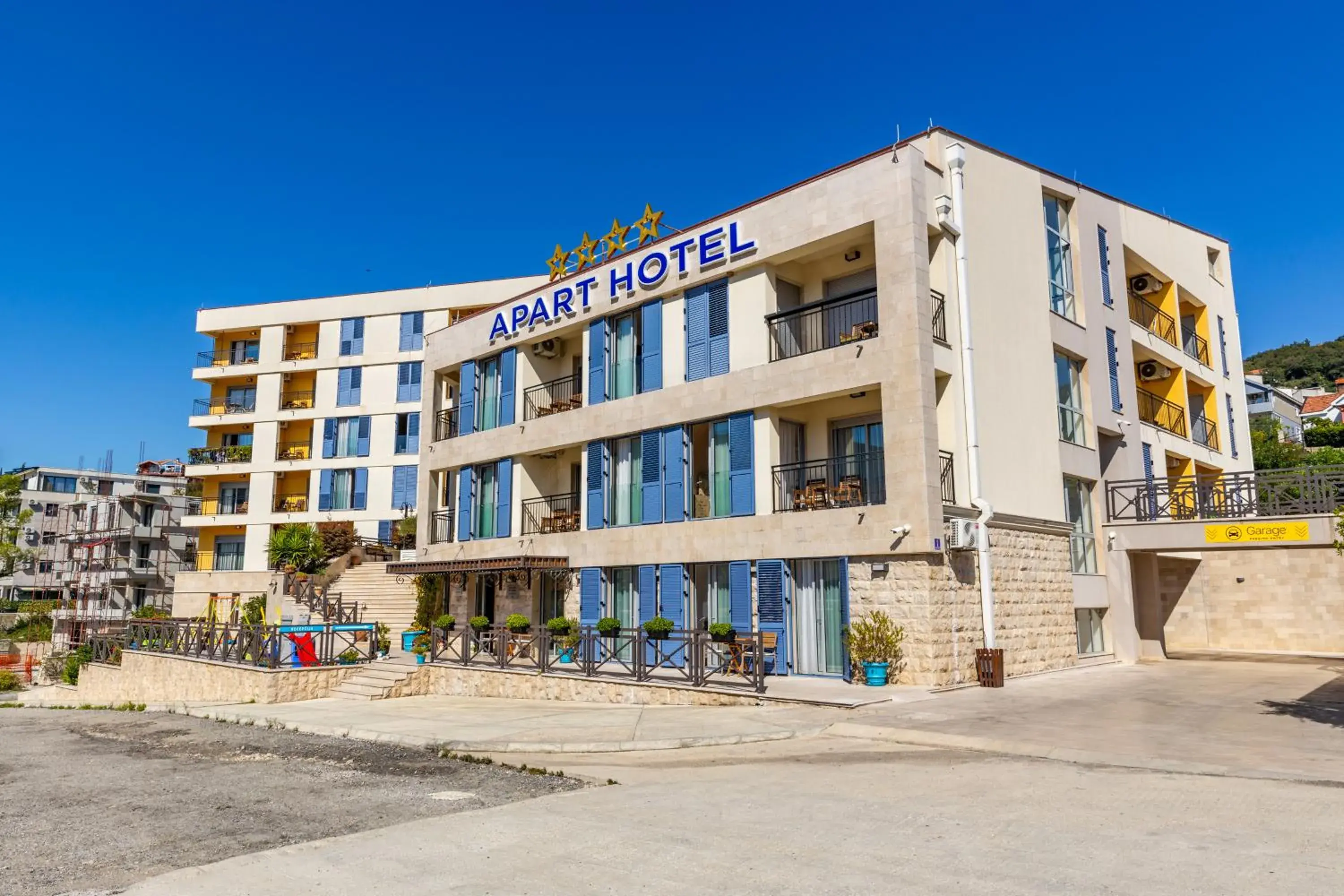 Property building in Apart hotel M S KATUNJANIN Property building in Apart hotel M S KATUNJANIN