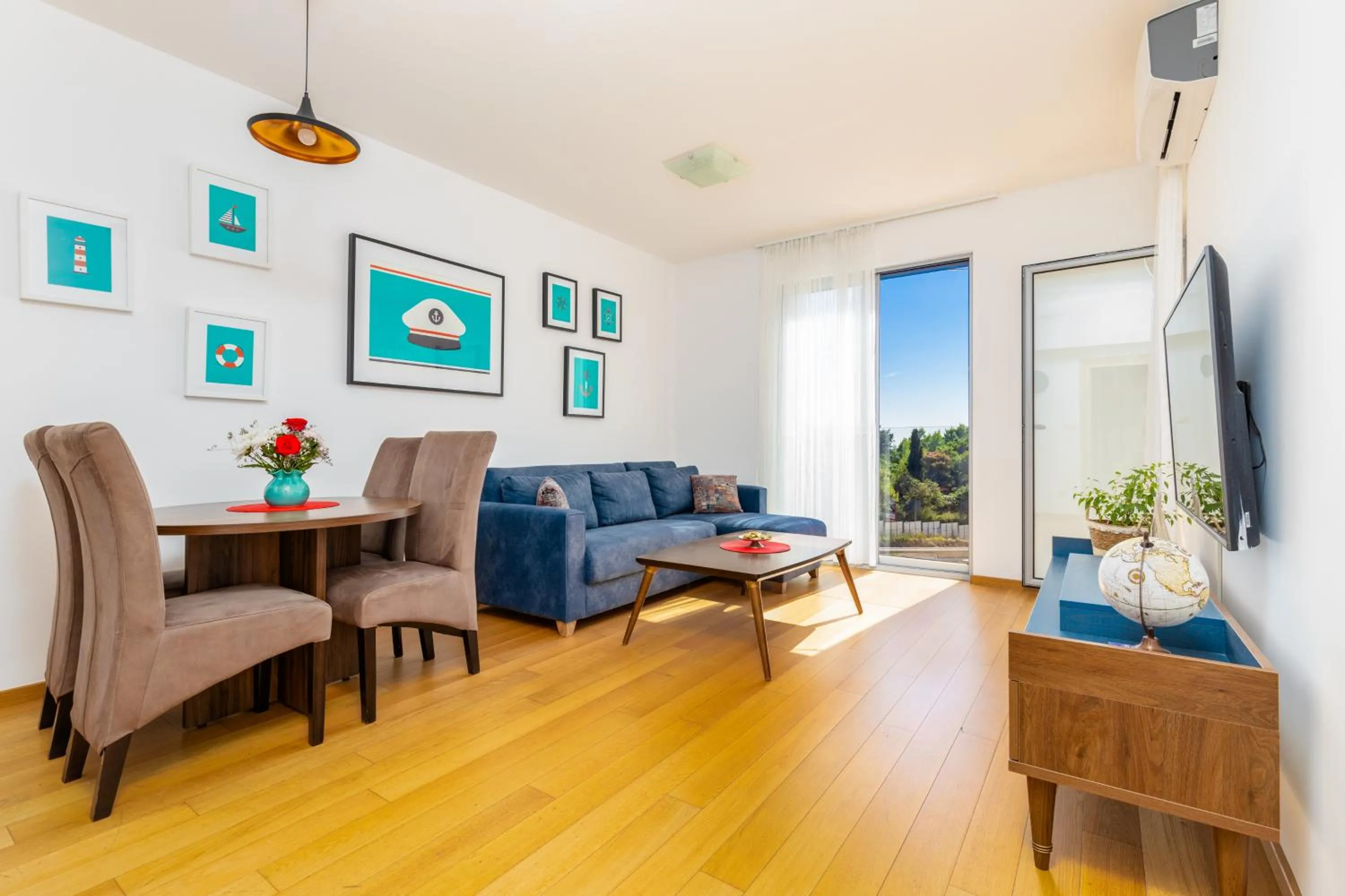 Communal lounge/ TV room in Apart hotel M S KATUNJANIN