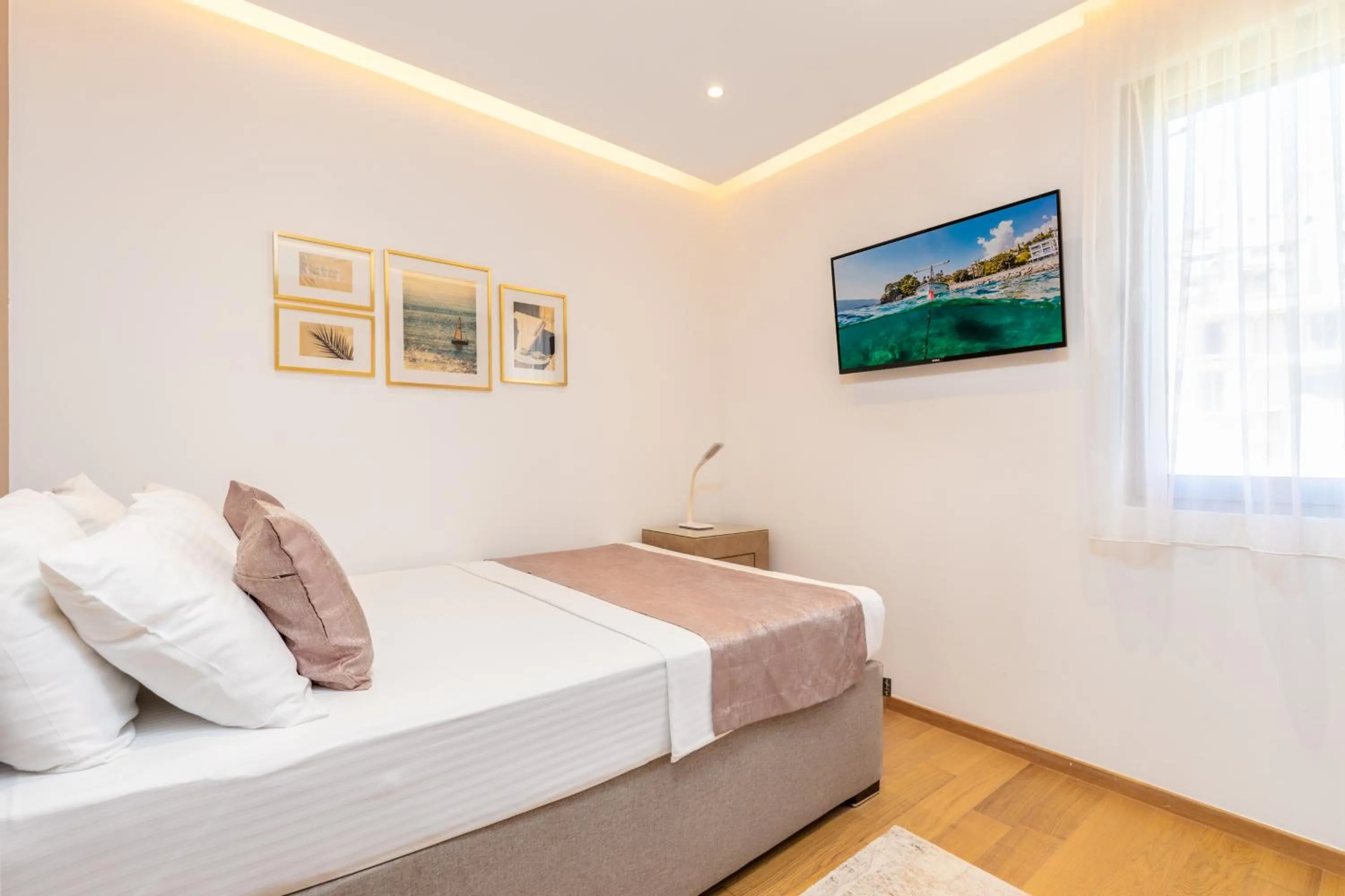 TV and multimedia, Bed in Apart hotel M S KATUNJANIN