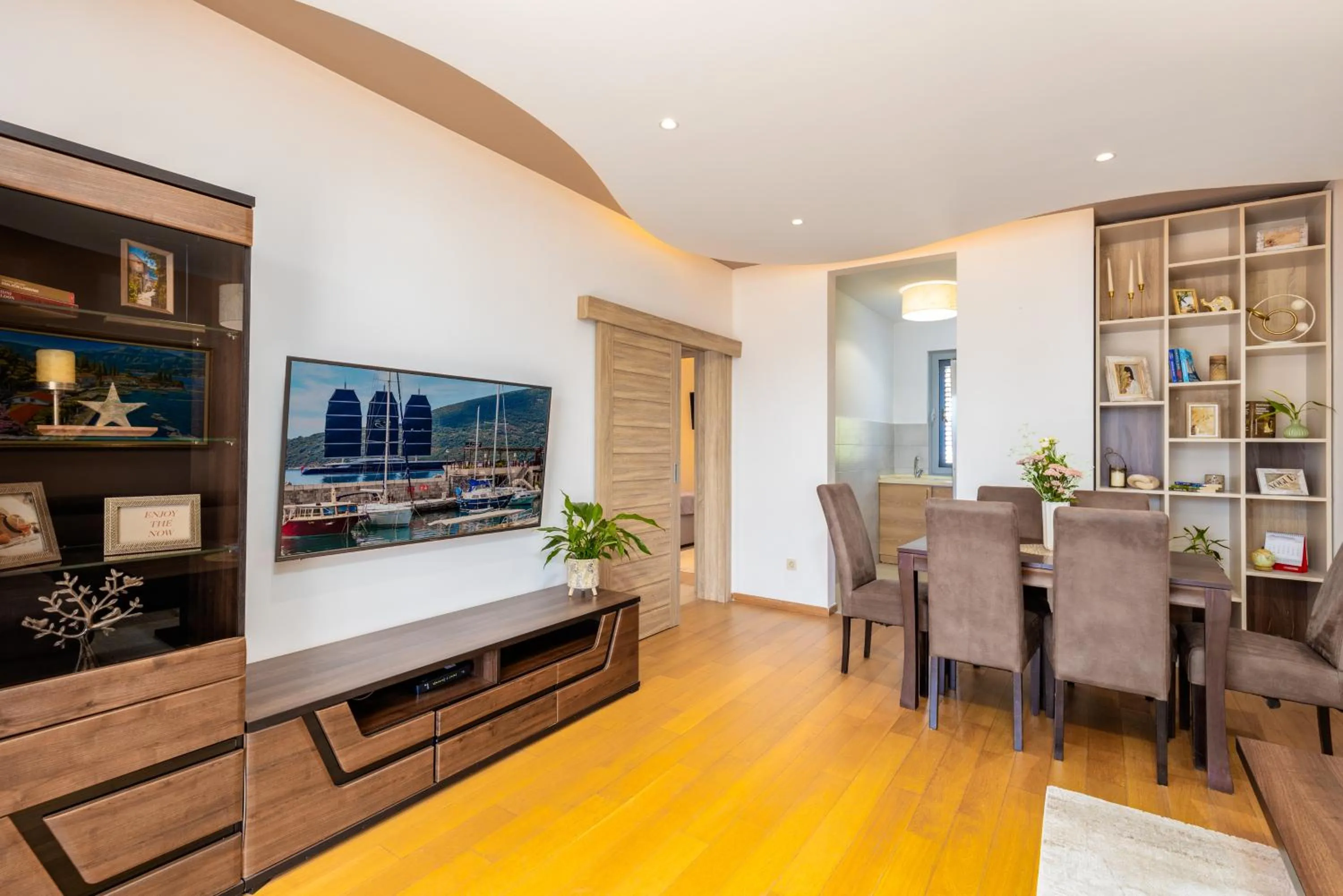 TV and multimedia in Apart hotel M S KATUNJANIN