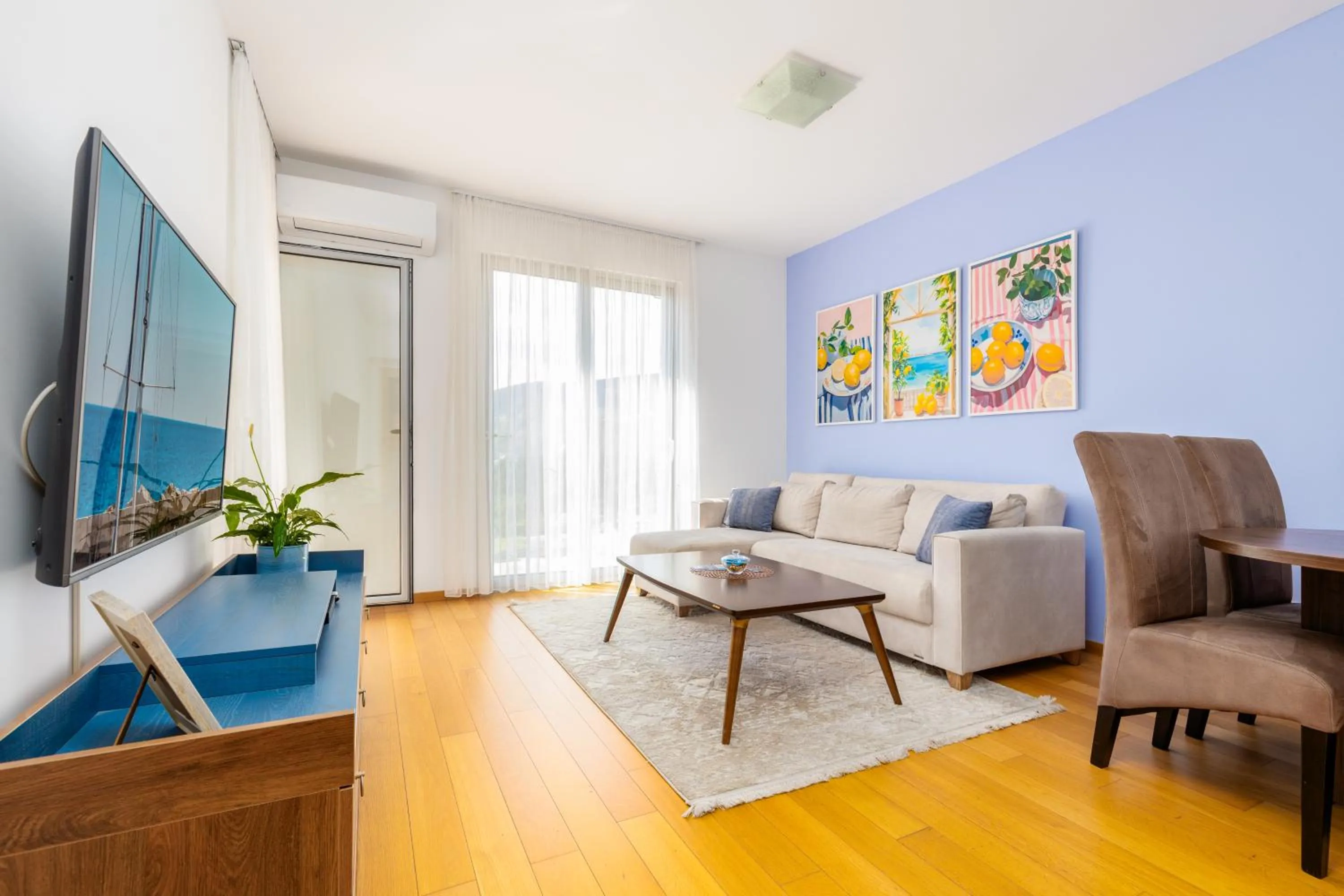 TV and multimedia in Apart hotel M S KATUNJANIN