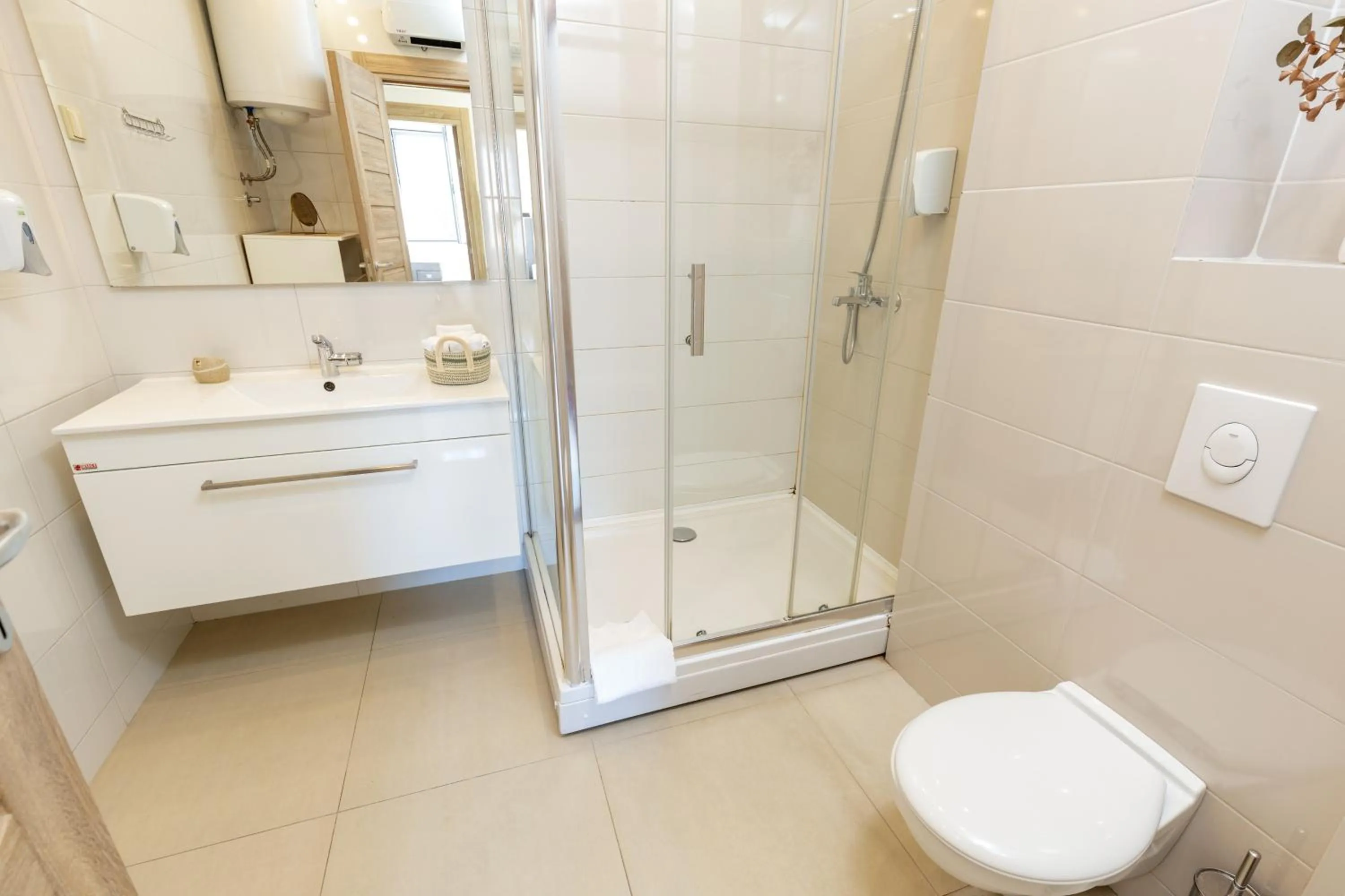 Shower in Apart hotel M S KATUNJANIN