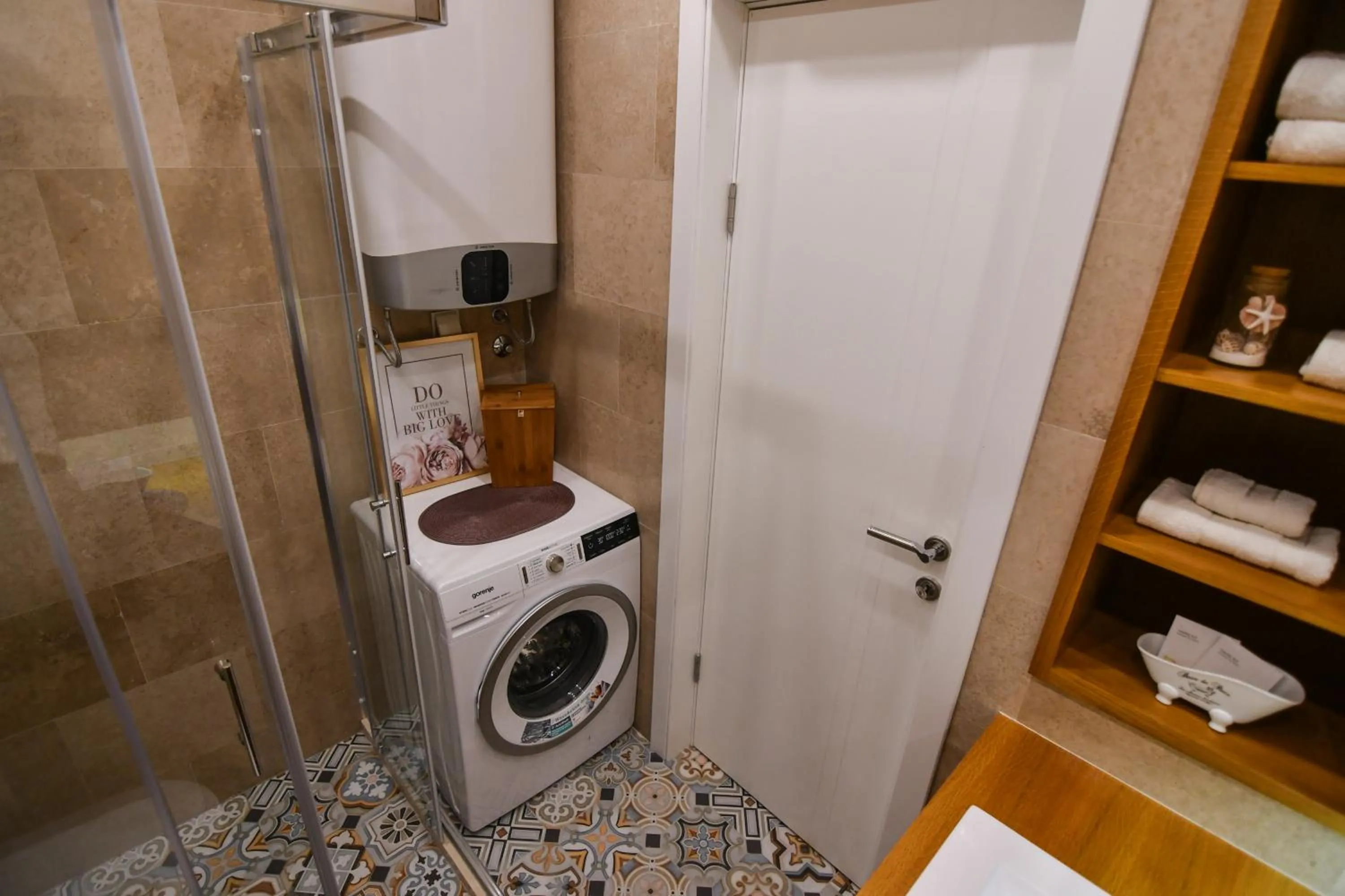 Shower in Apart hotel M S KATUNJANIN