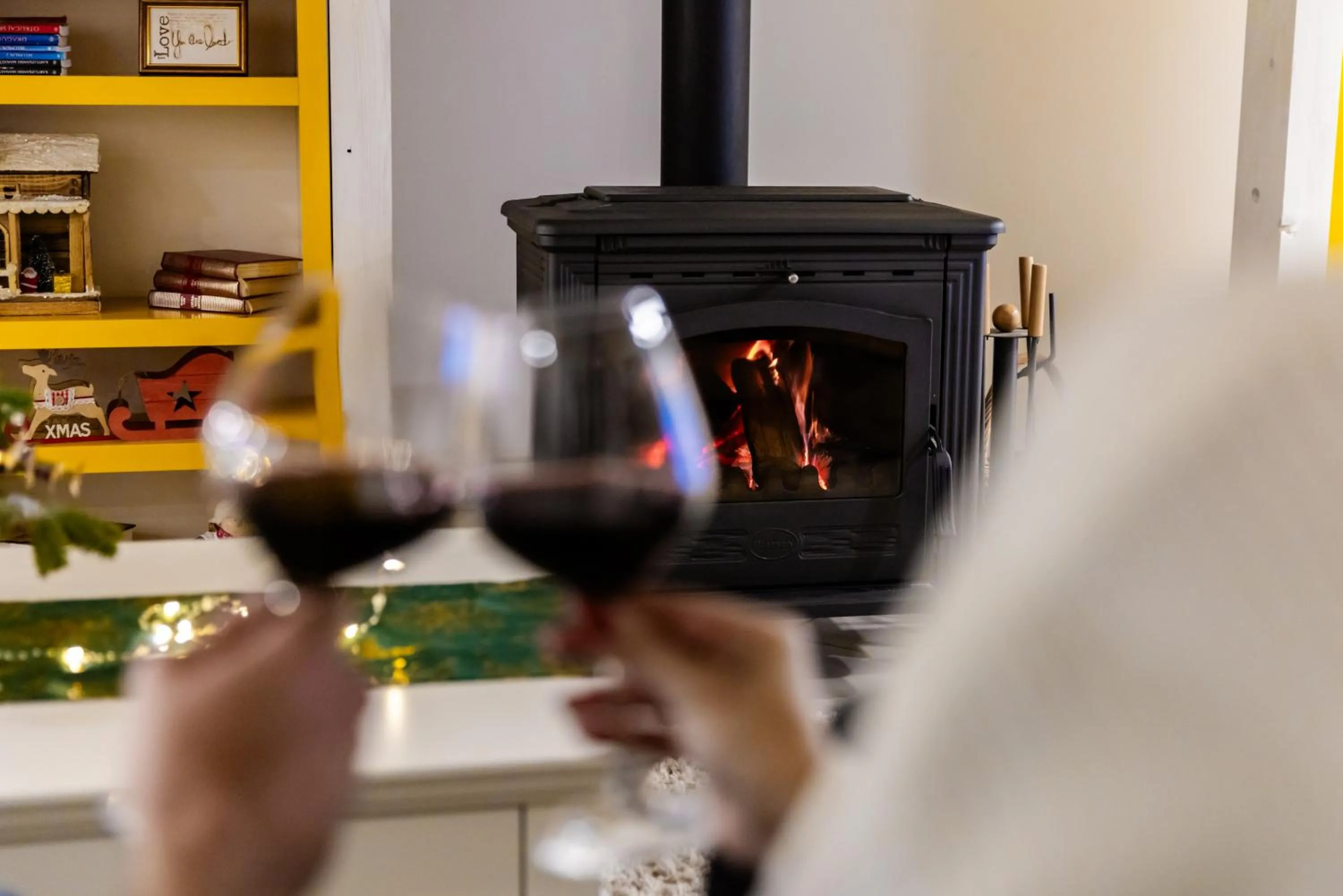 fireplace in Apart hotel M S KATUNJANIN