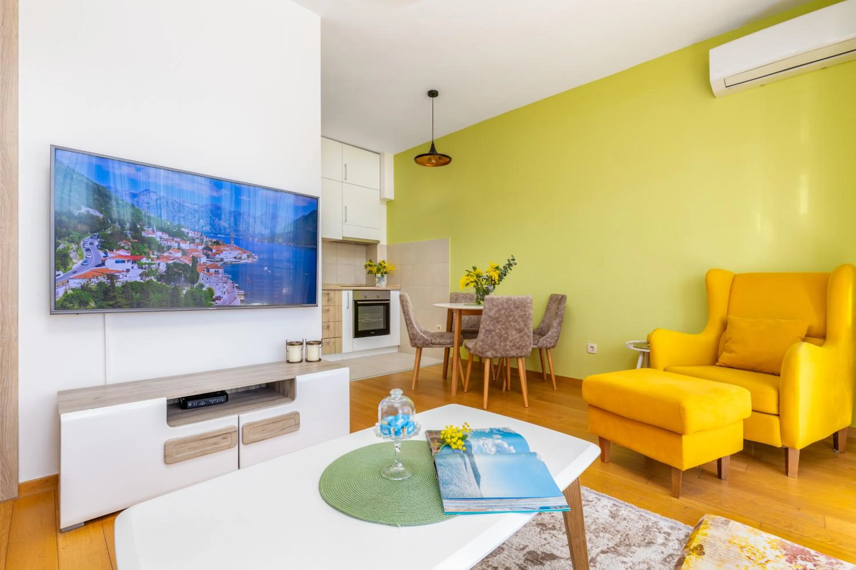 TV and multimedia in Apart hotel M S KATUNJANIN