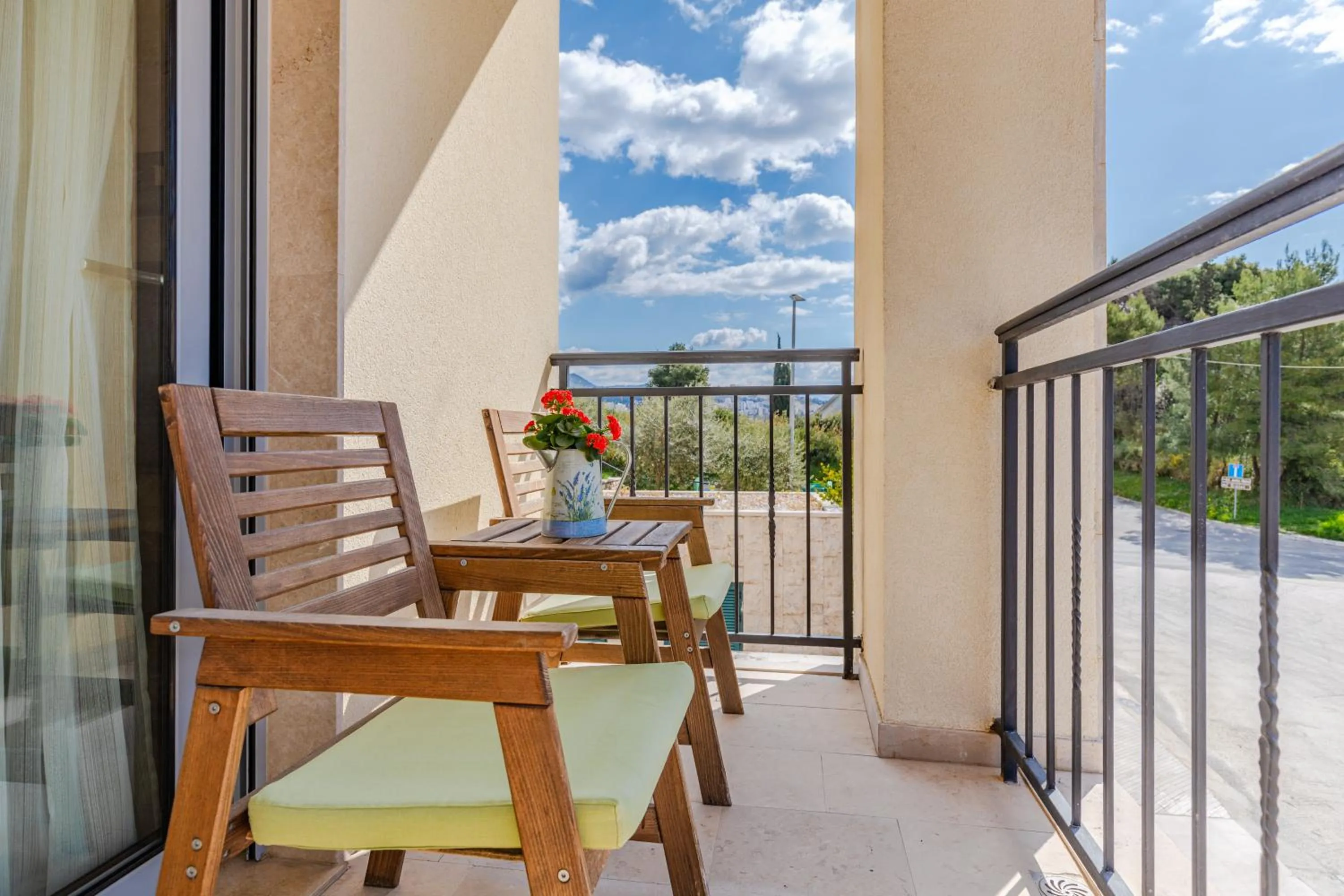 Patio in Apart hotel M S KATUNJANIN