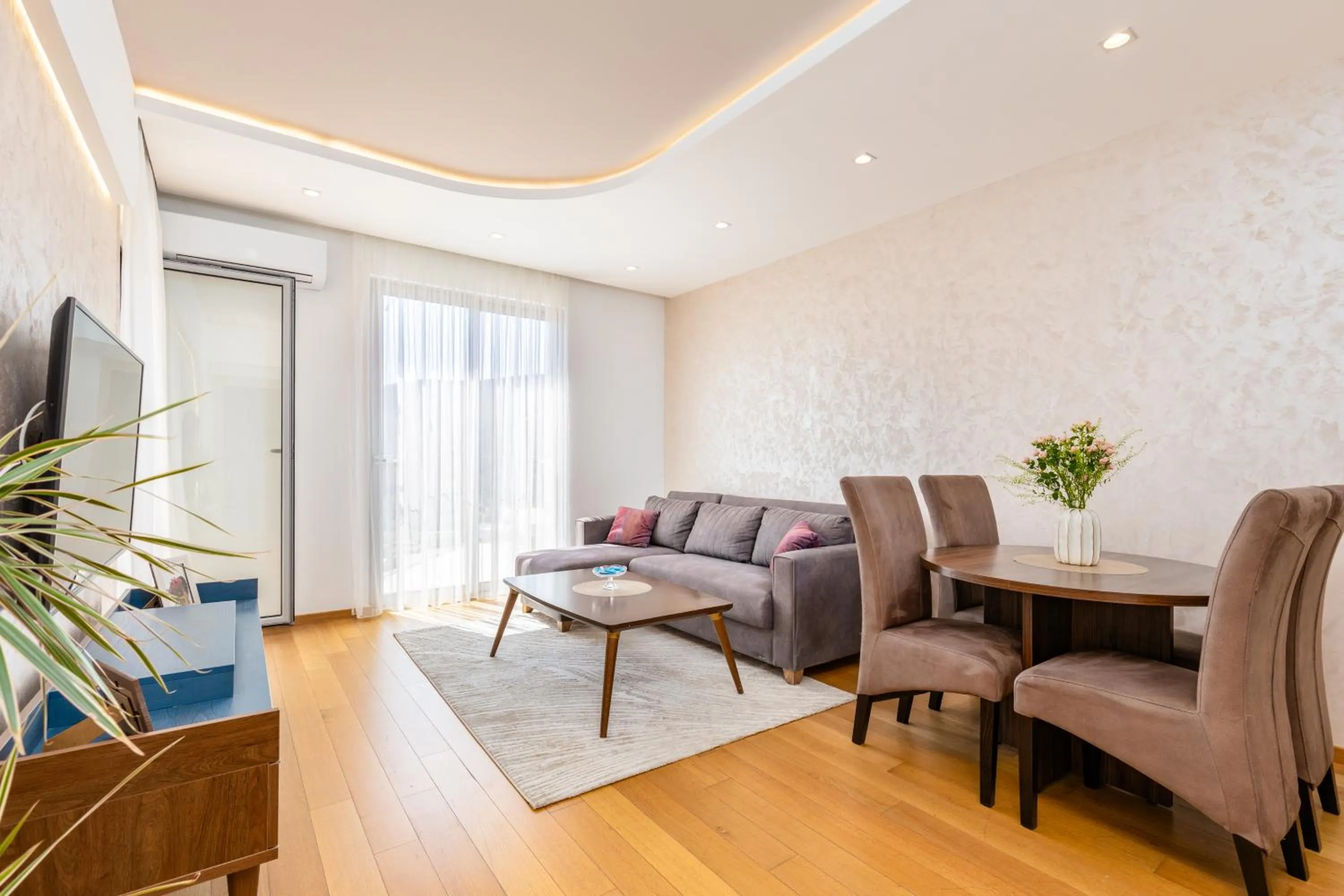 TV and multimedia in Apart hotel M S KATUNJANIN