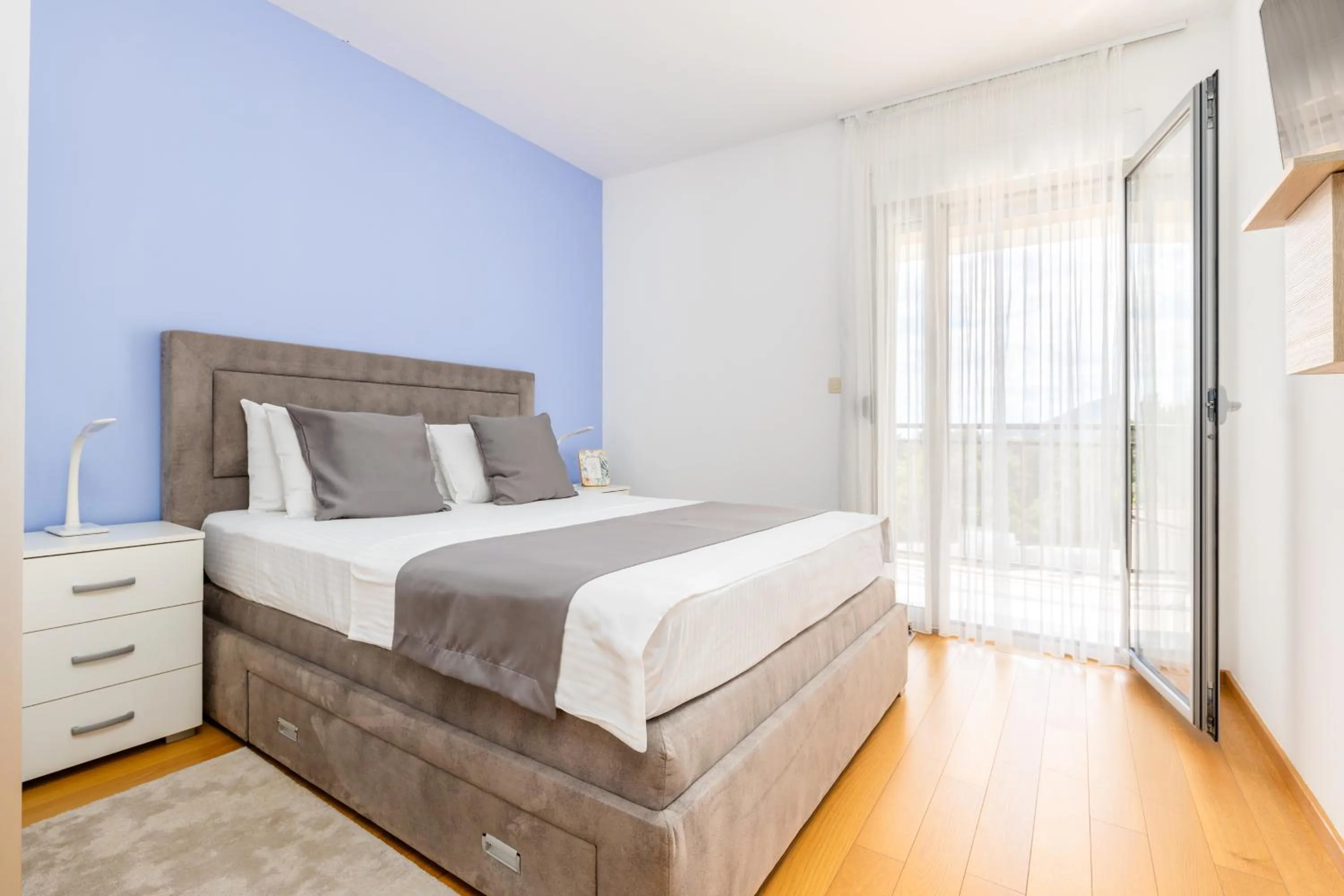 Balcony/Terrace, Bed in Apart hotel M S KATUNJANIN