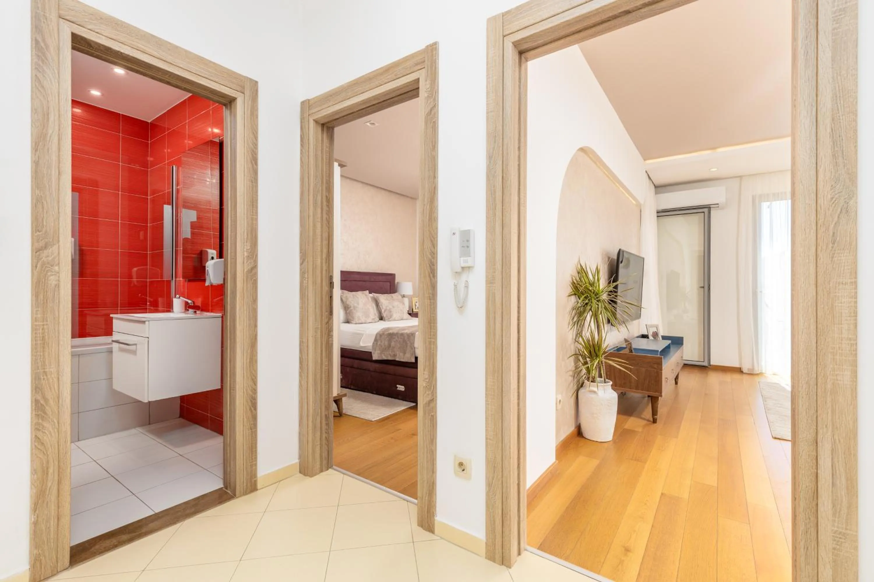 Shower, Bed in Apart hotel M S KATUNJANIN