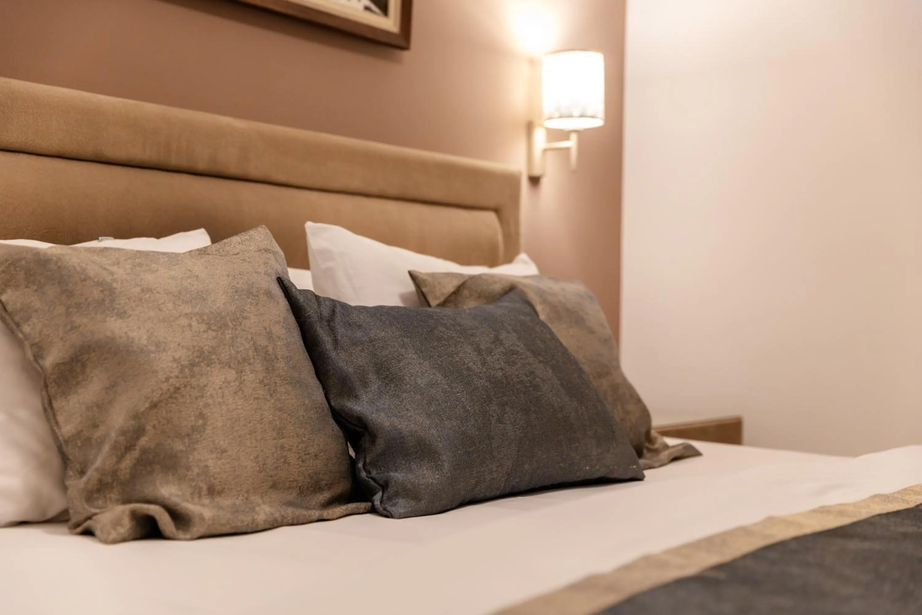 Decorative detail, Bed in Apart hotel M S KATUNJANIN