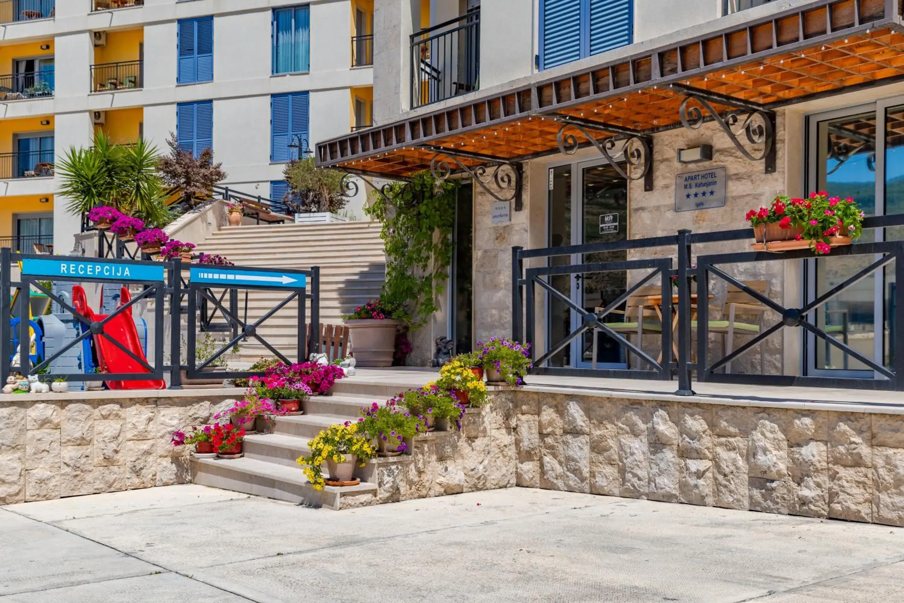 Lobby or reception in Apart hotel M S KATUNJANIN Lobby or reception in Apart hotel M S KATUNJANIN