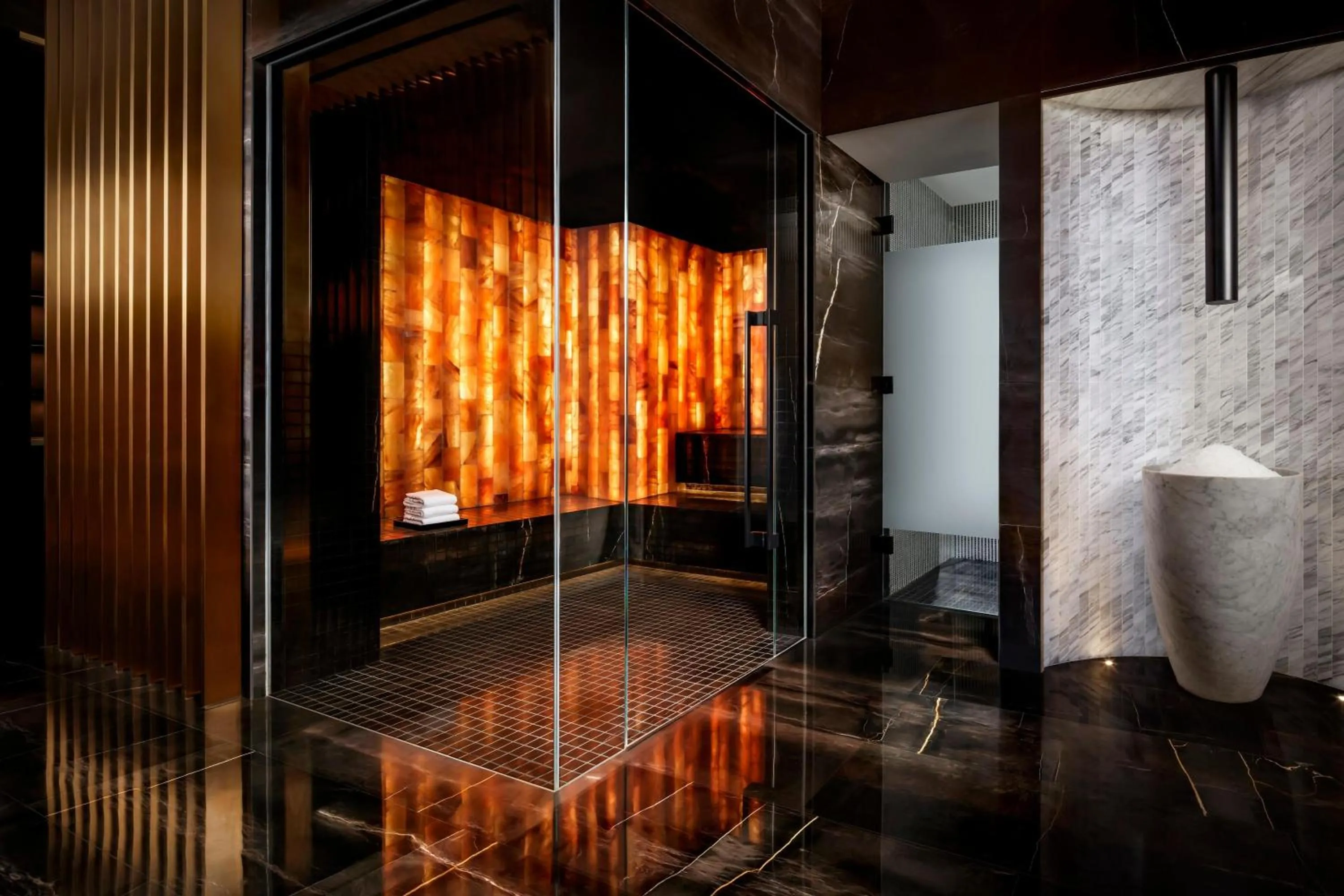 Hot Spring Bath, Bed in Atlantis The Royal