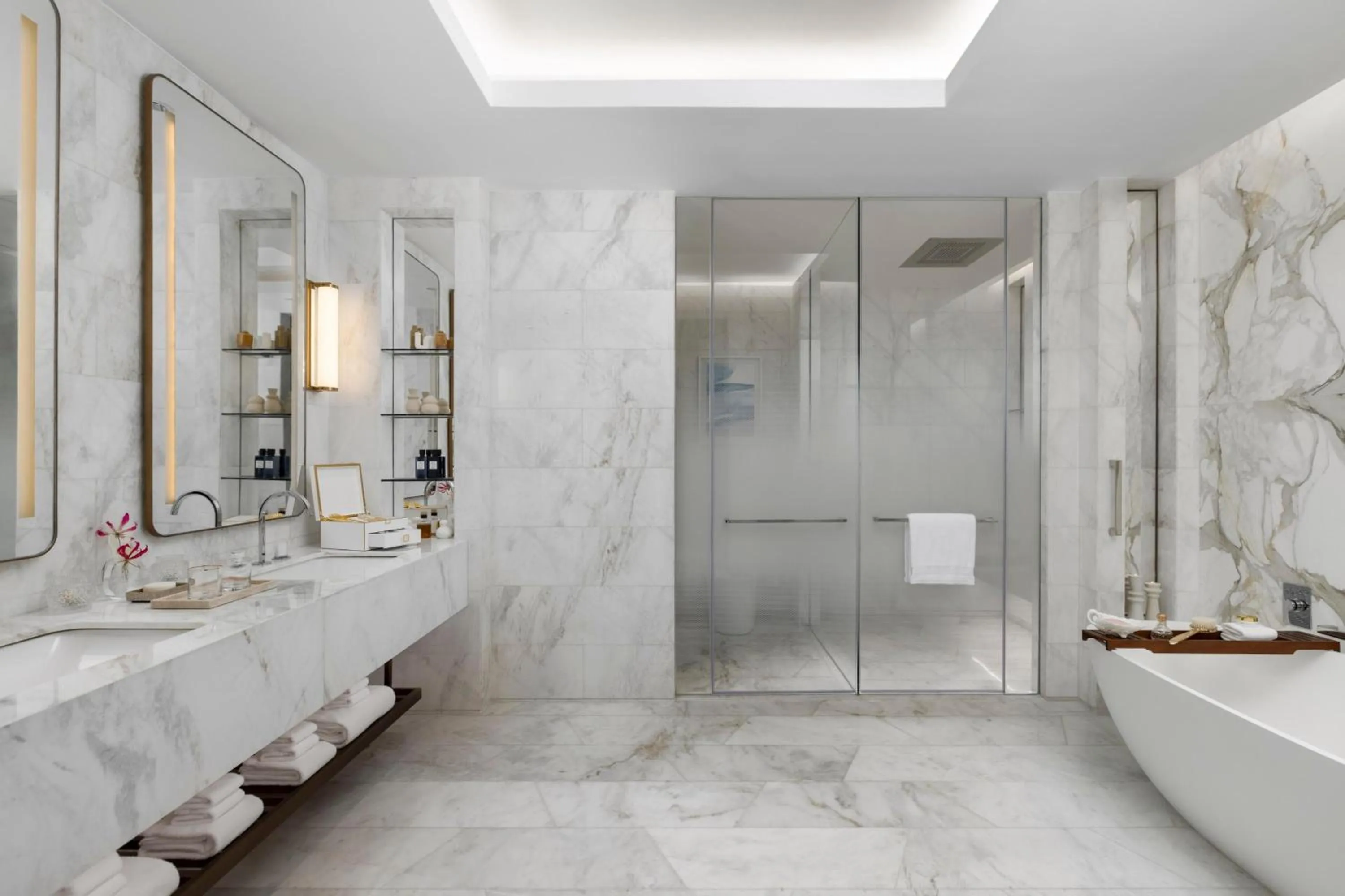 Shower in Atlantis The Royal