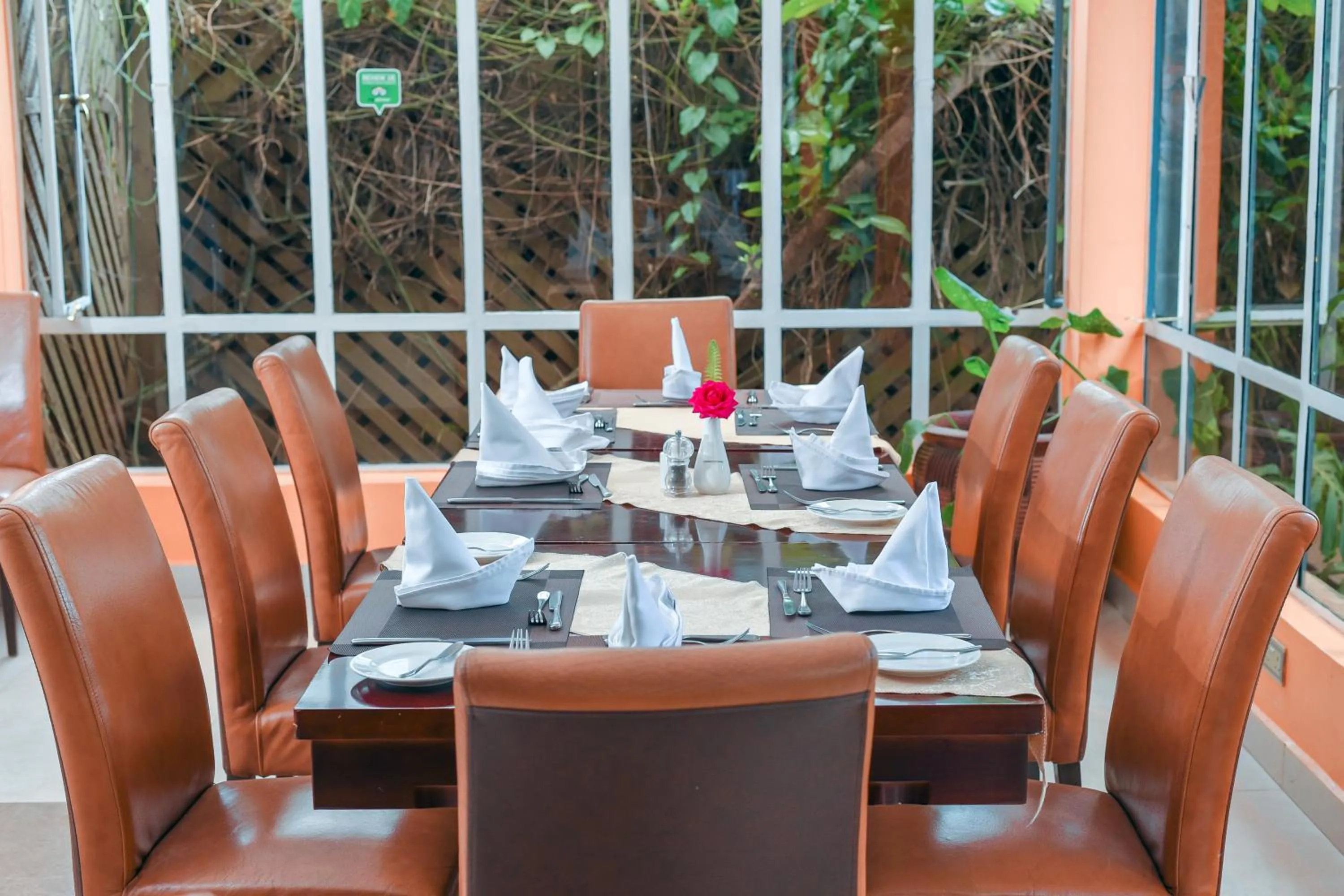 Restaurant/places to eat in Falcon Heights Hotel