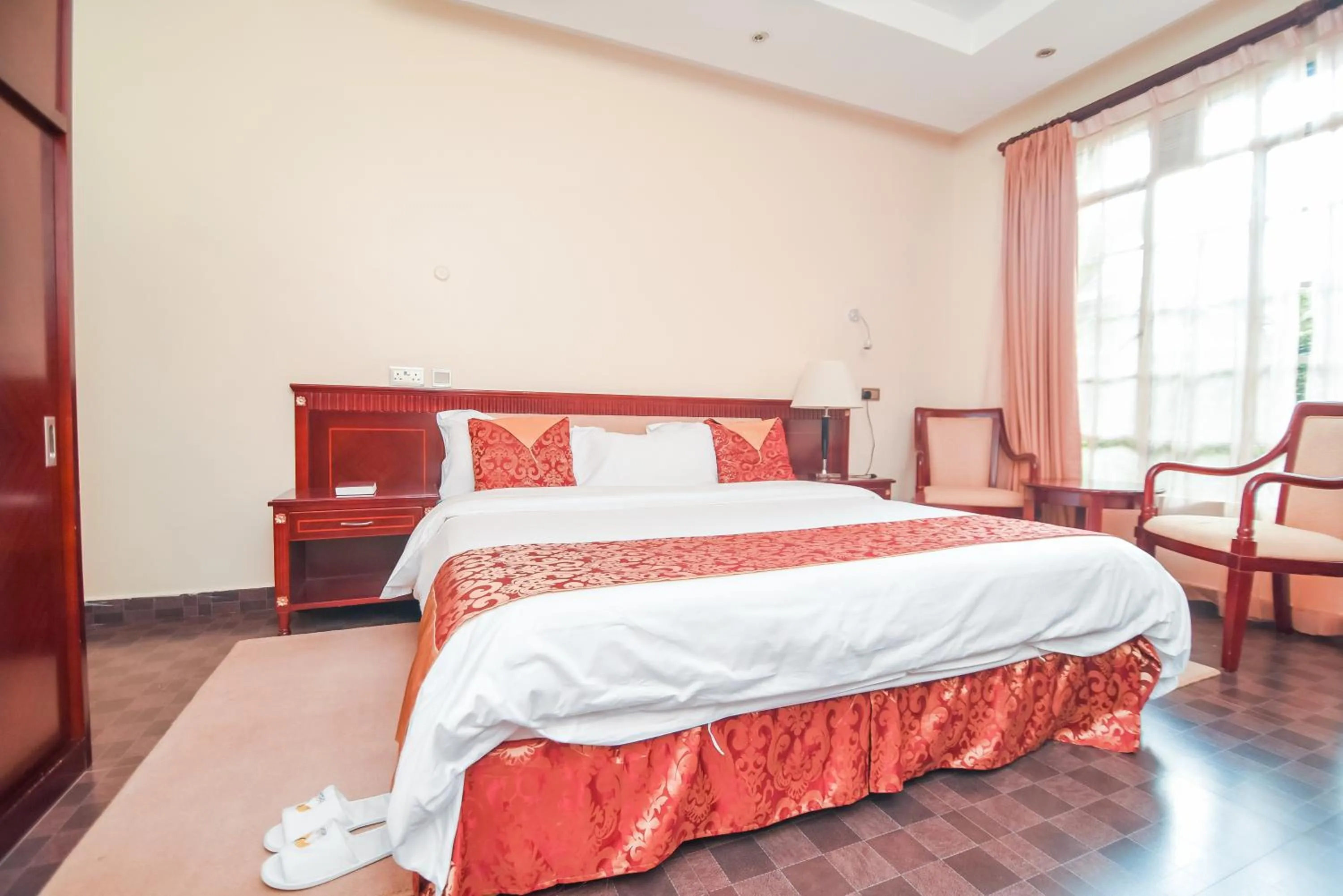 Photo of the whole room, Bed in Falcon Heights Hotel