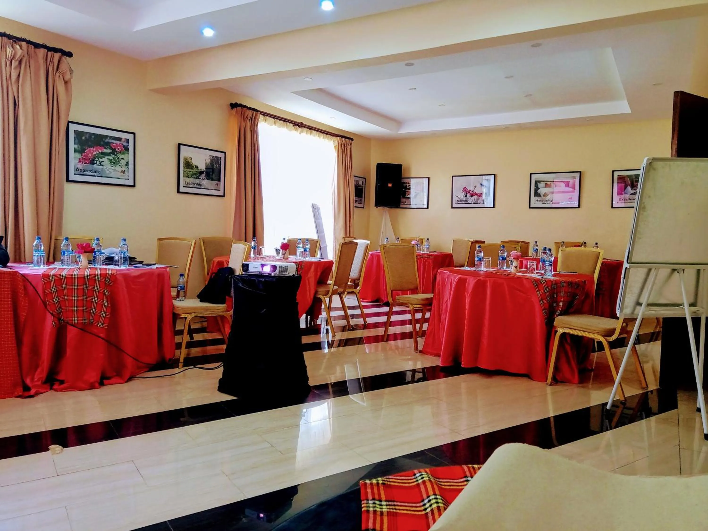 Restaurant/places to eat in Falcon Heights Hotel