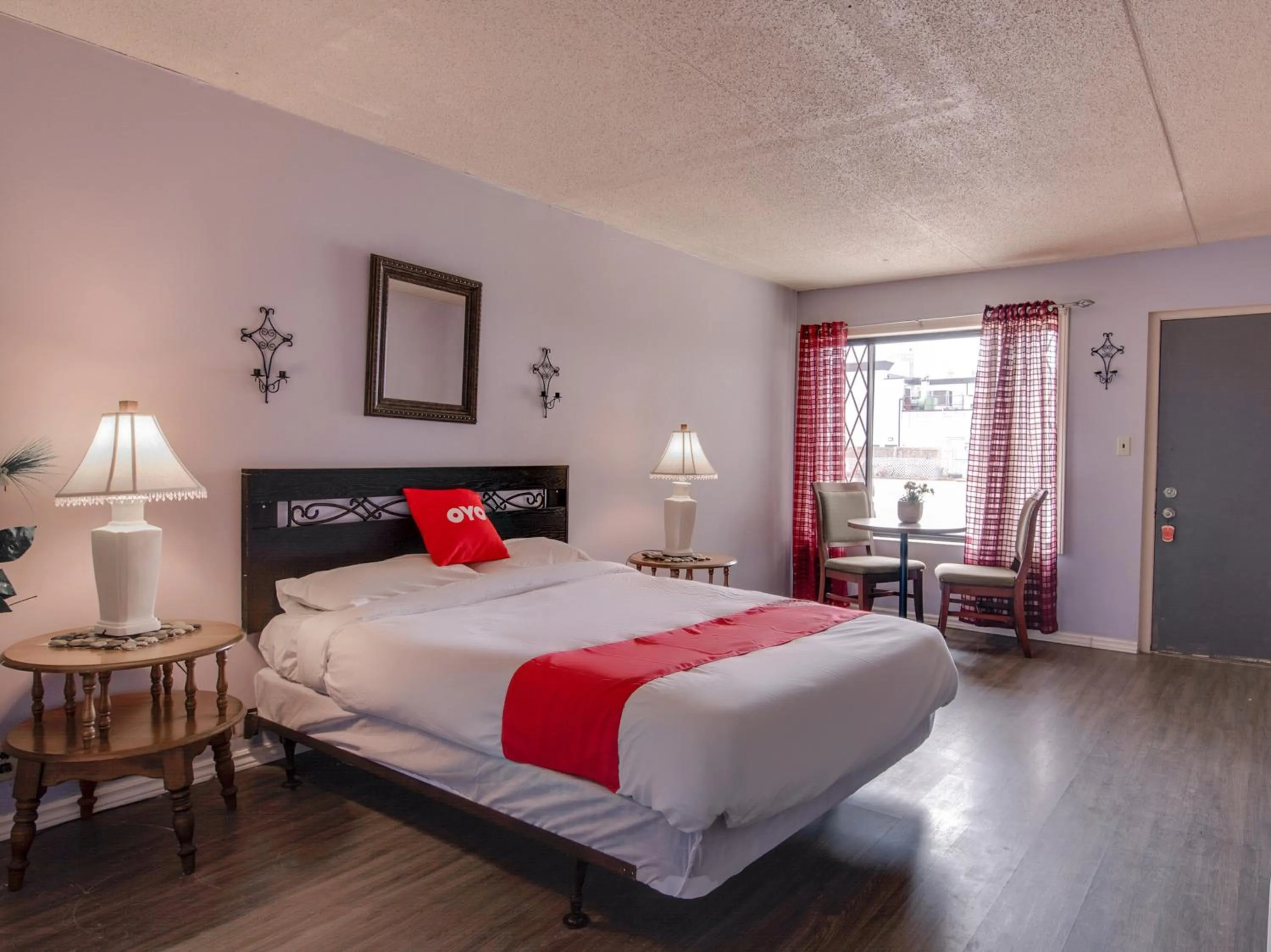Bedroom in Falls Inn Near Casino Niagara By OYO