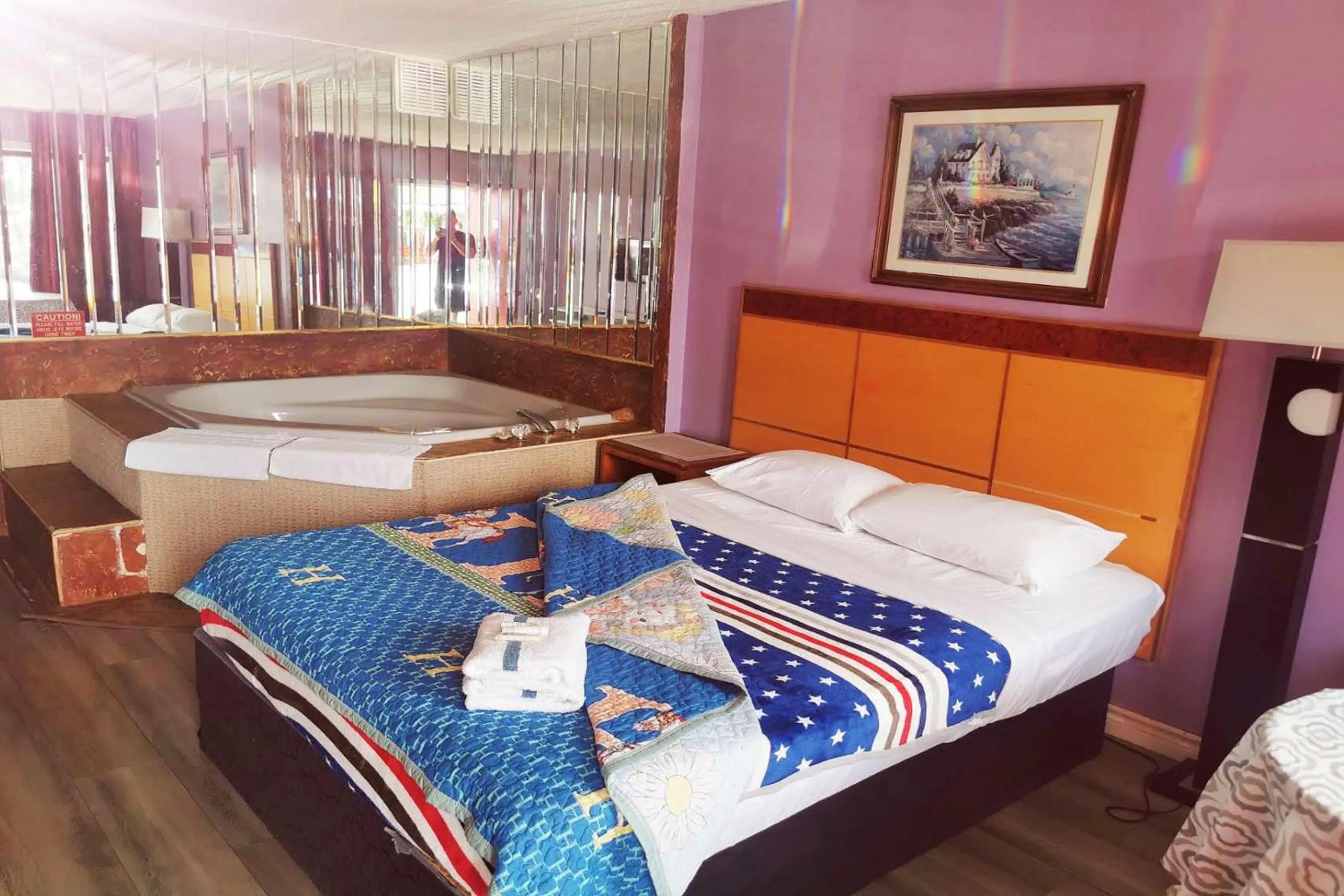 Bedroom in Falls Inn Near Casino Niagara By OYO