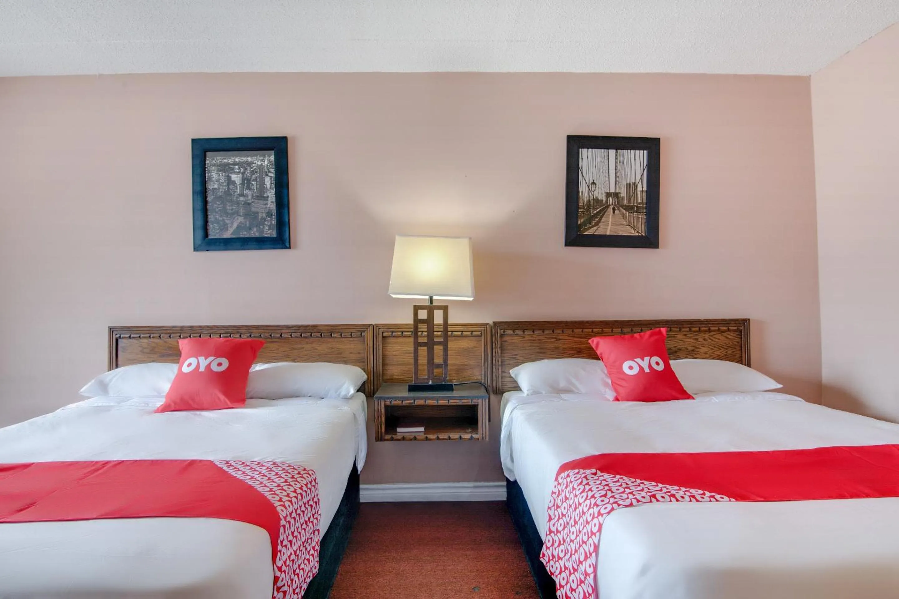 Bedroom in Falls Inn Near Casino Niagara By OYO