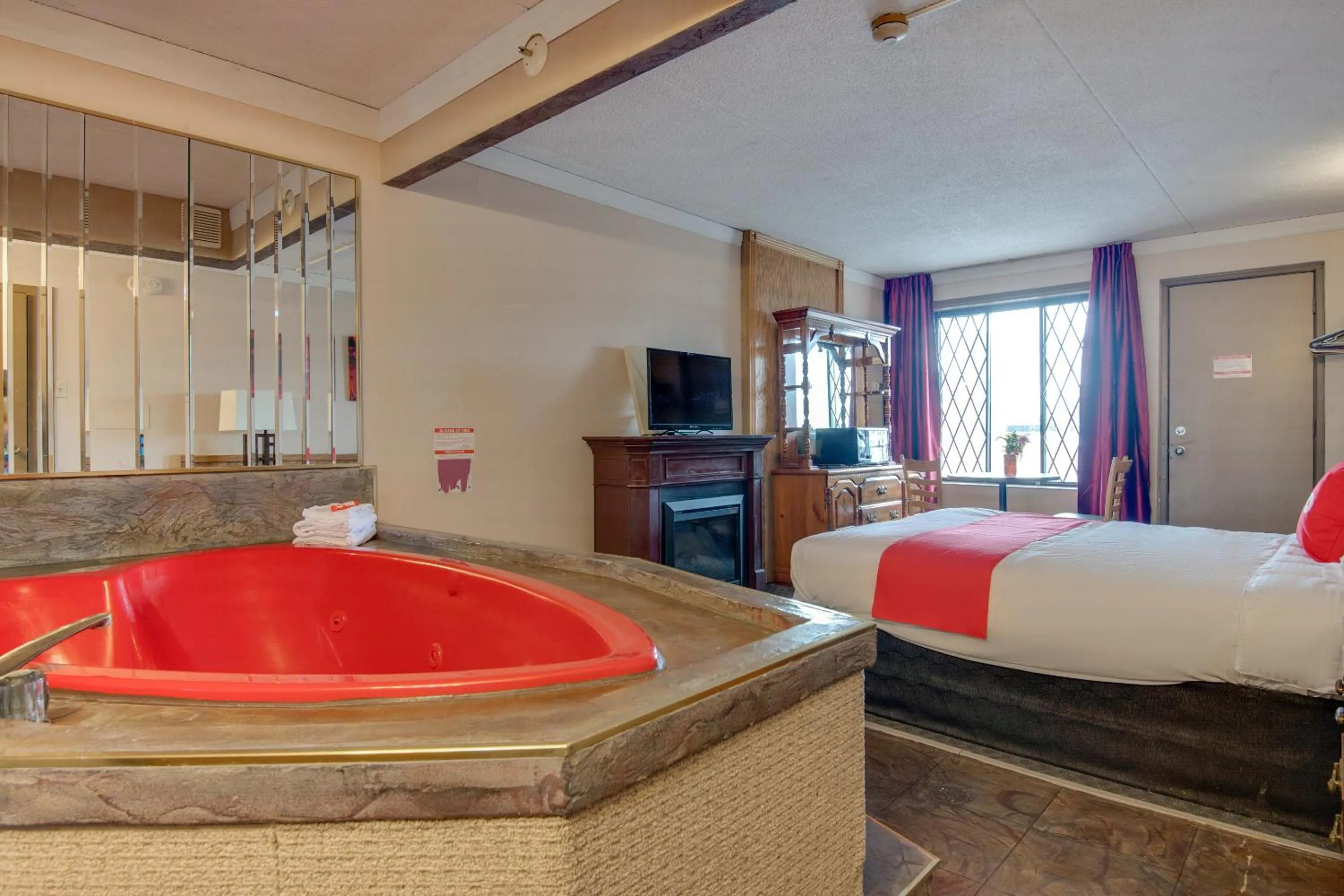 Bedroom in Falls Inn Near Casino Niagara By OYO