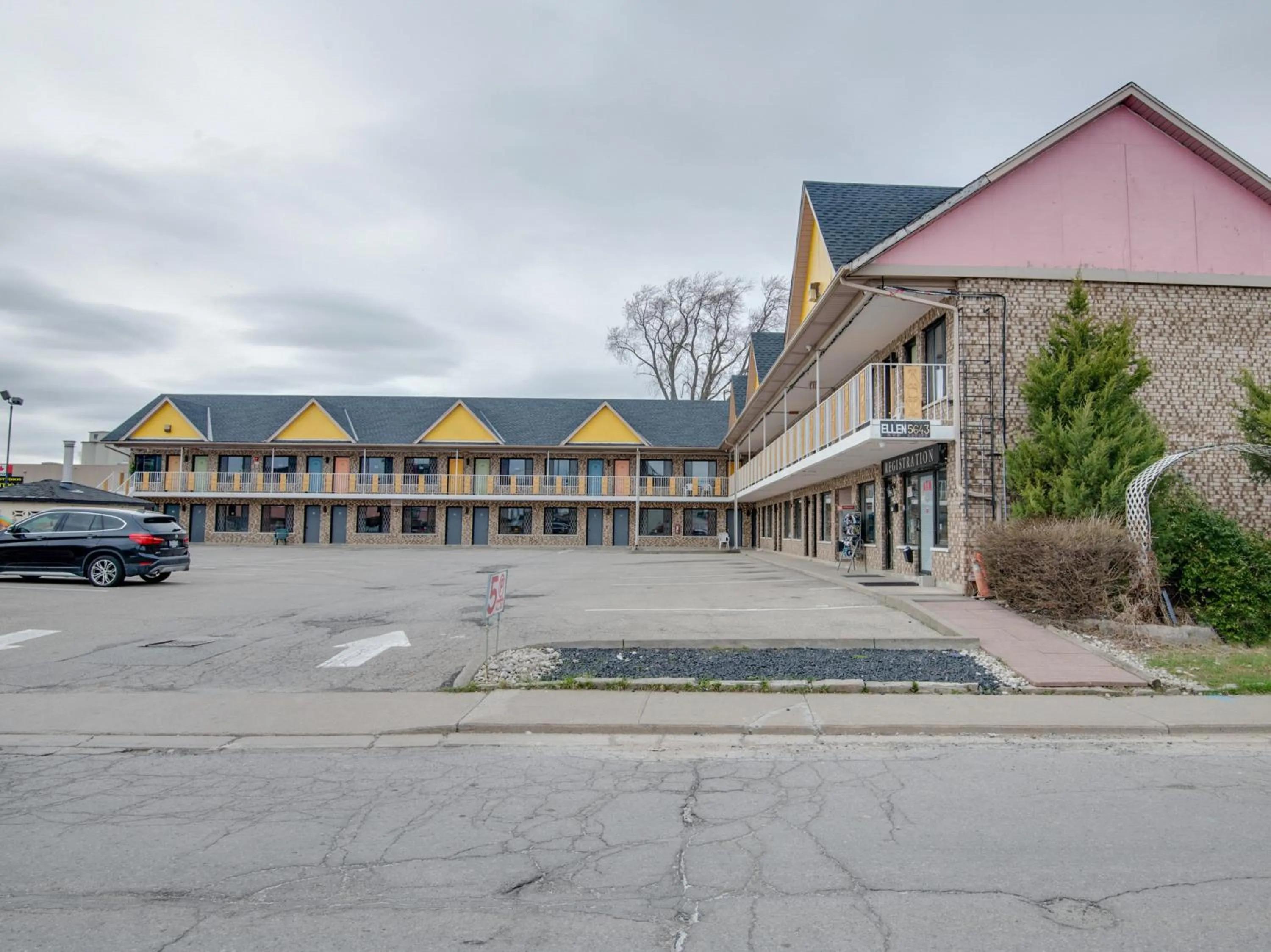 Facade/entrance, Property Building in Falls Inn Near Casino Niagara By OYO