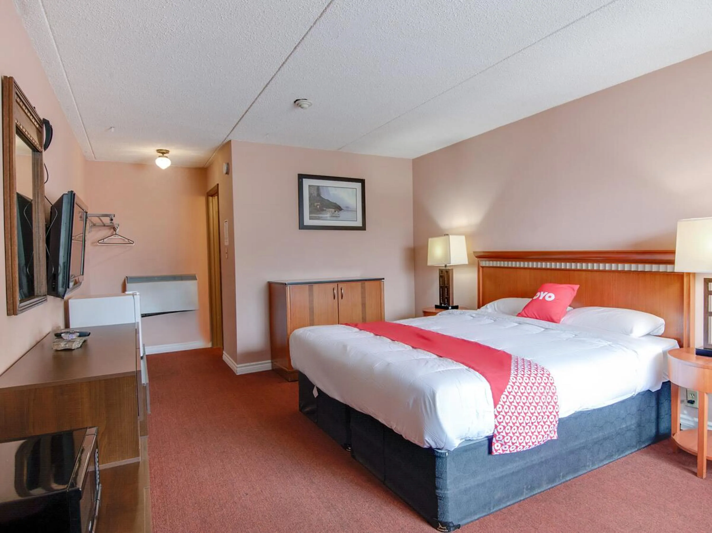 Bedroom in Falls Inn Near Casino Niagara By OYO