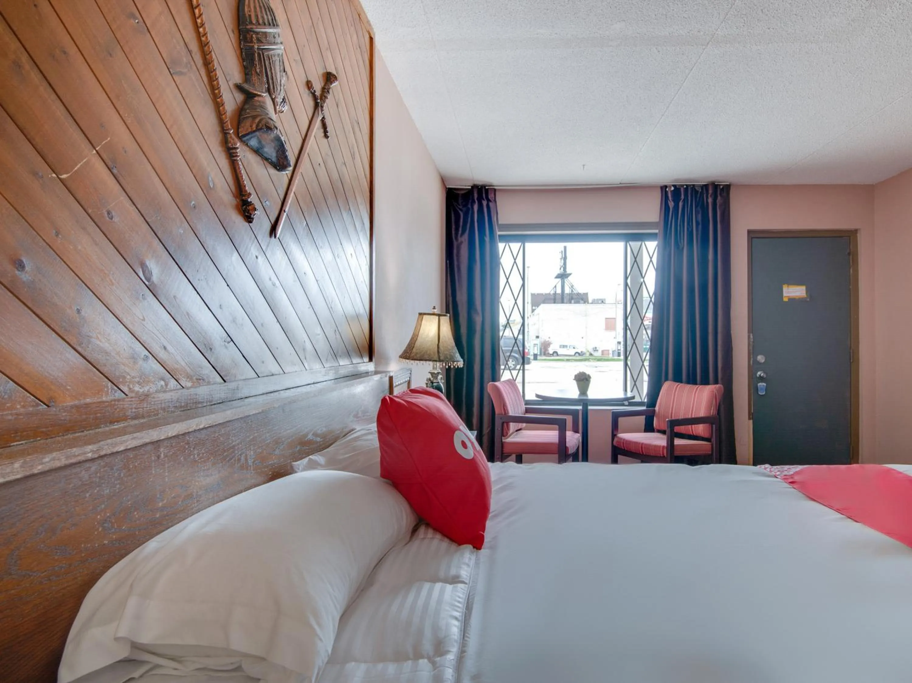 Dining area in Falls Inn Near Casino Niagara By OYO