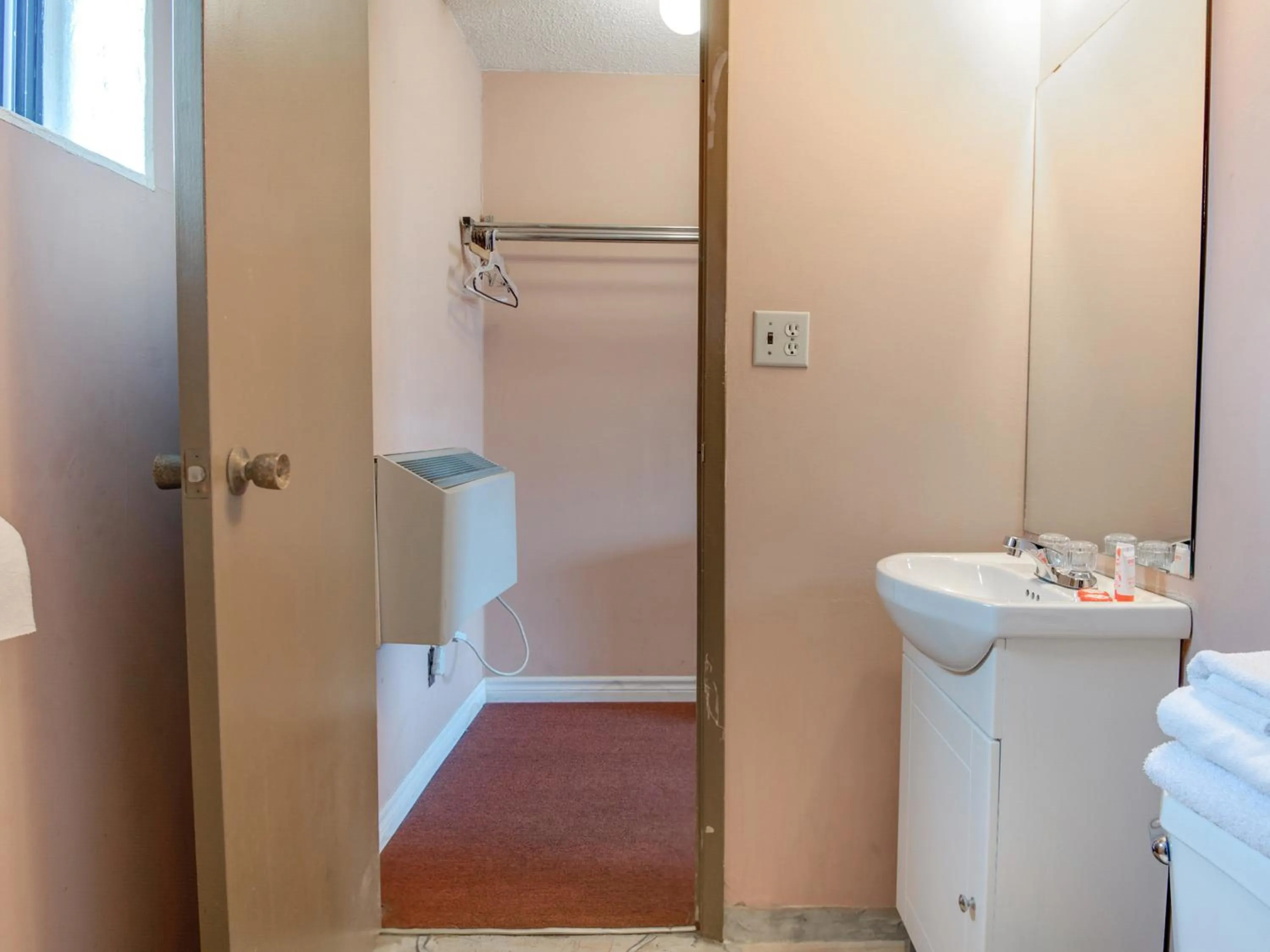 Bathroom in Falls Inn Near Casino Niagara By OYO