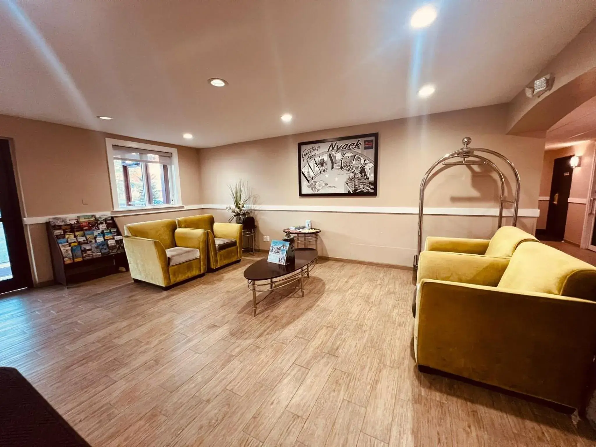 Seating area in FairBridge Inn Express Nyack Seating area in FairBridge Inn Express Nyack