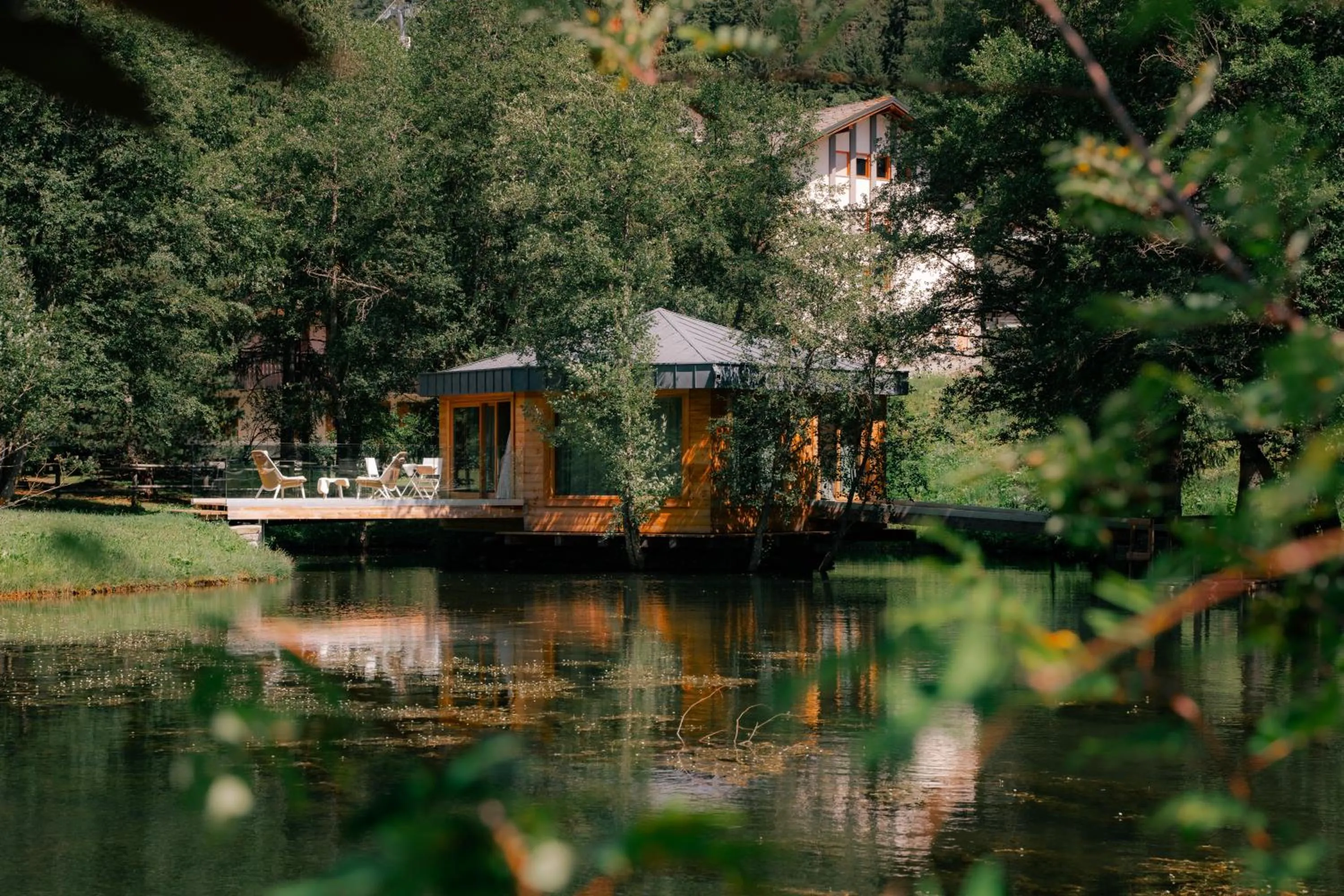 Property building in Au Charmant Petit Lac - Ecohotel Parc & Spa