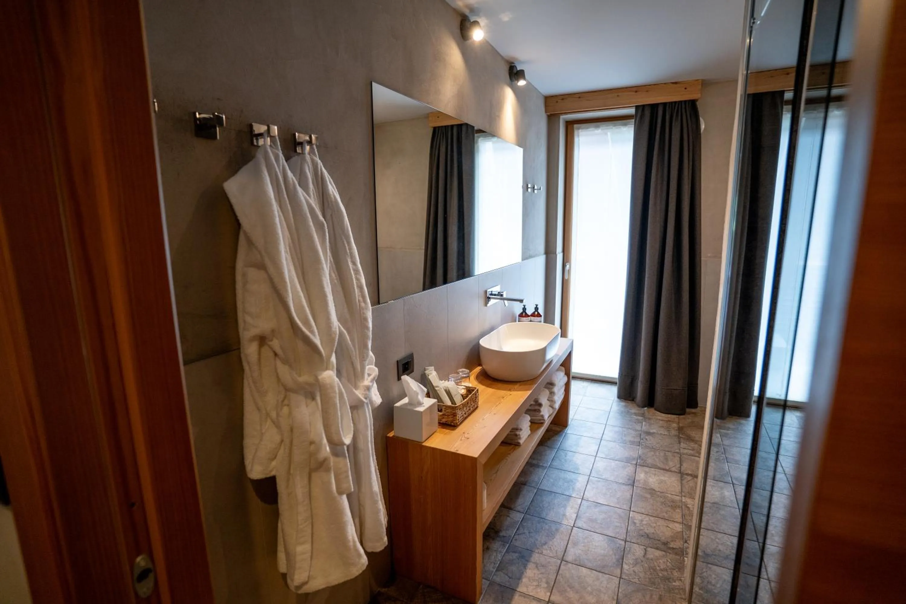Bathroom, Bed in Au Charmant Petit Lac - Ecohotel Parc & Spa