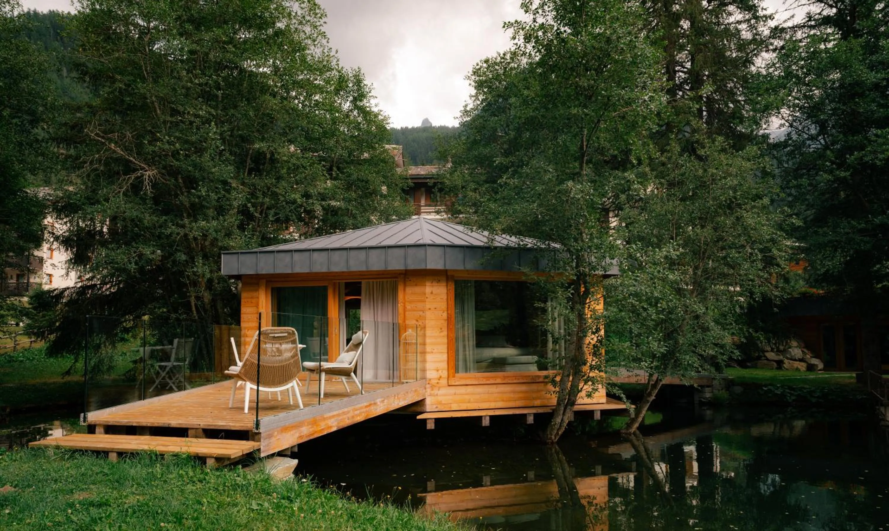 Property building in Au Charmant Petit Lac - Ecohotel Parc & Spa