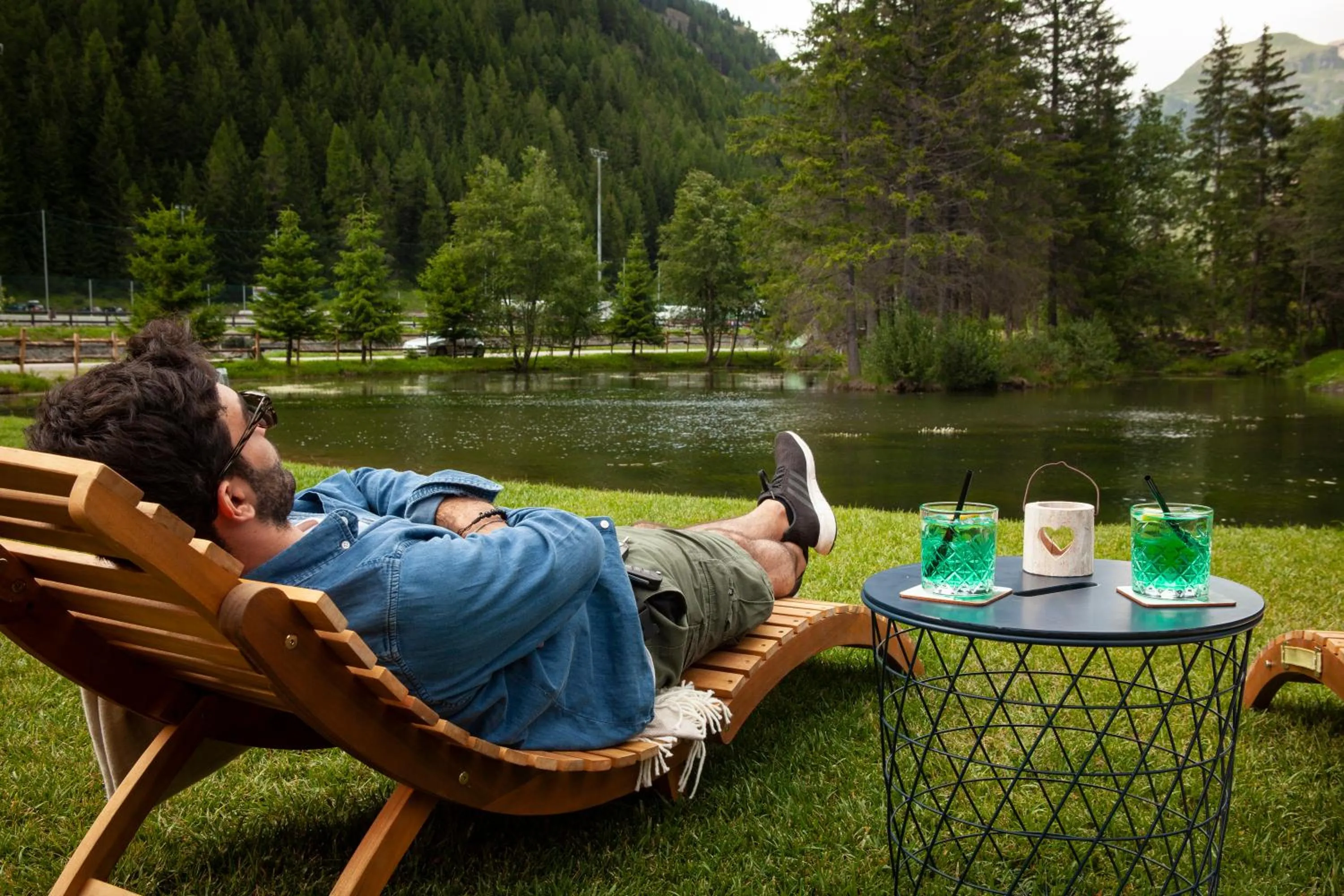 People in Au Charmant Petit Lac - Ecohotel Parc & Spa