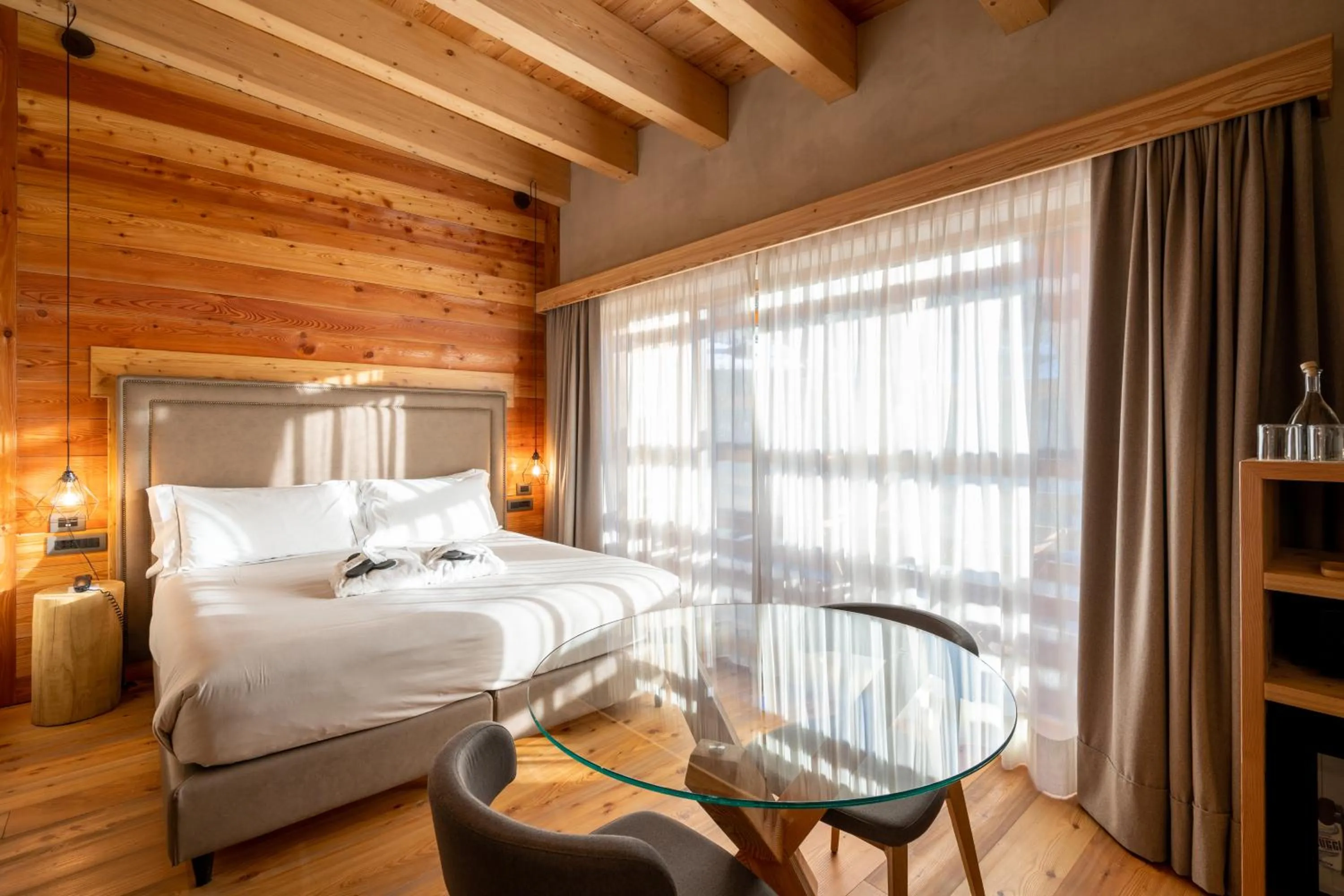 Bedroom, Bed in Au Charmant Petit Lac - Ecohotel Parc & Spa